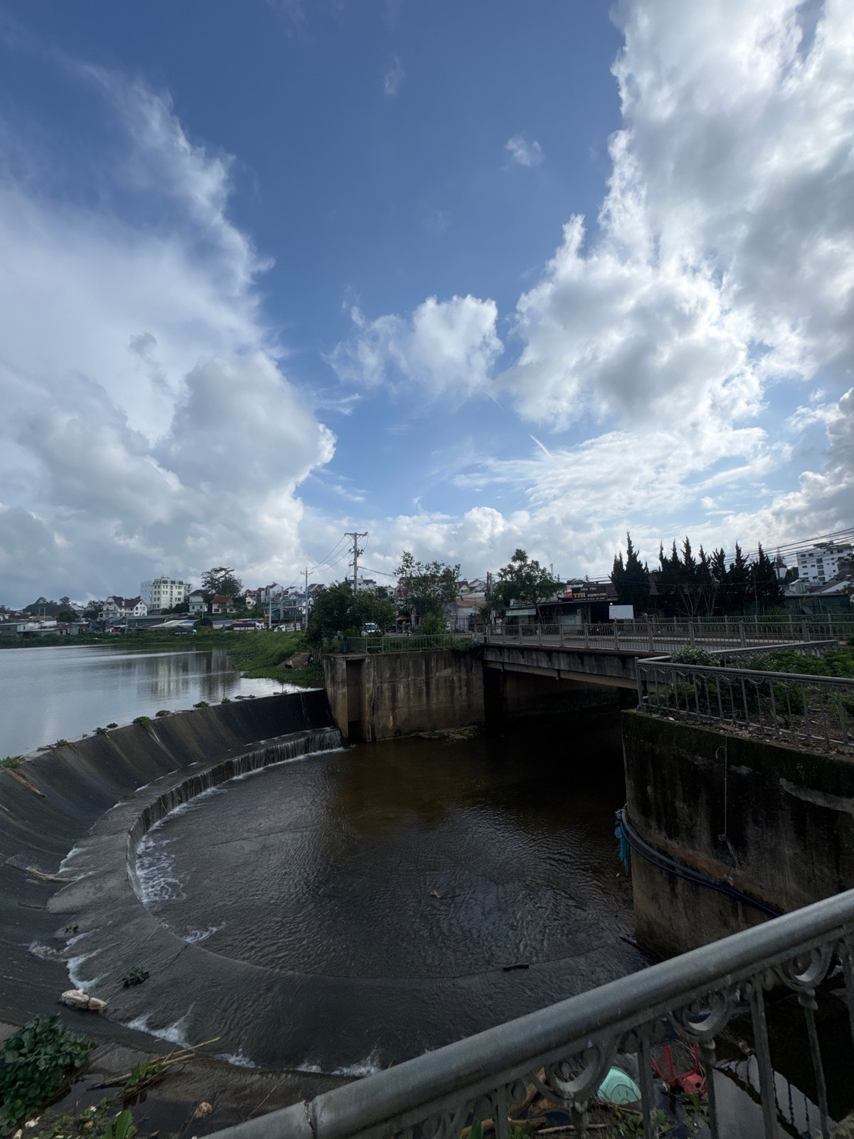 Morning walk through Đà Lạt captures street life and scenic views