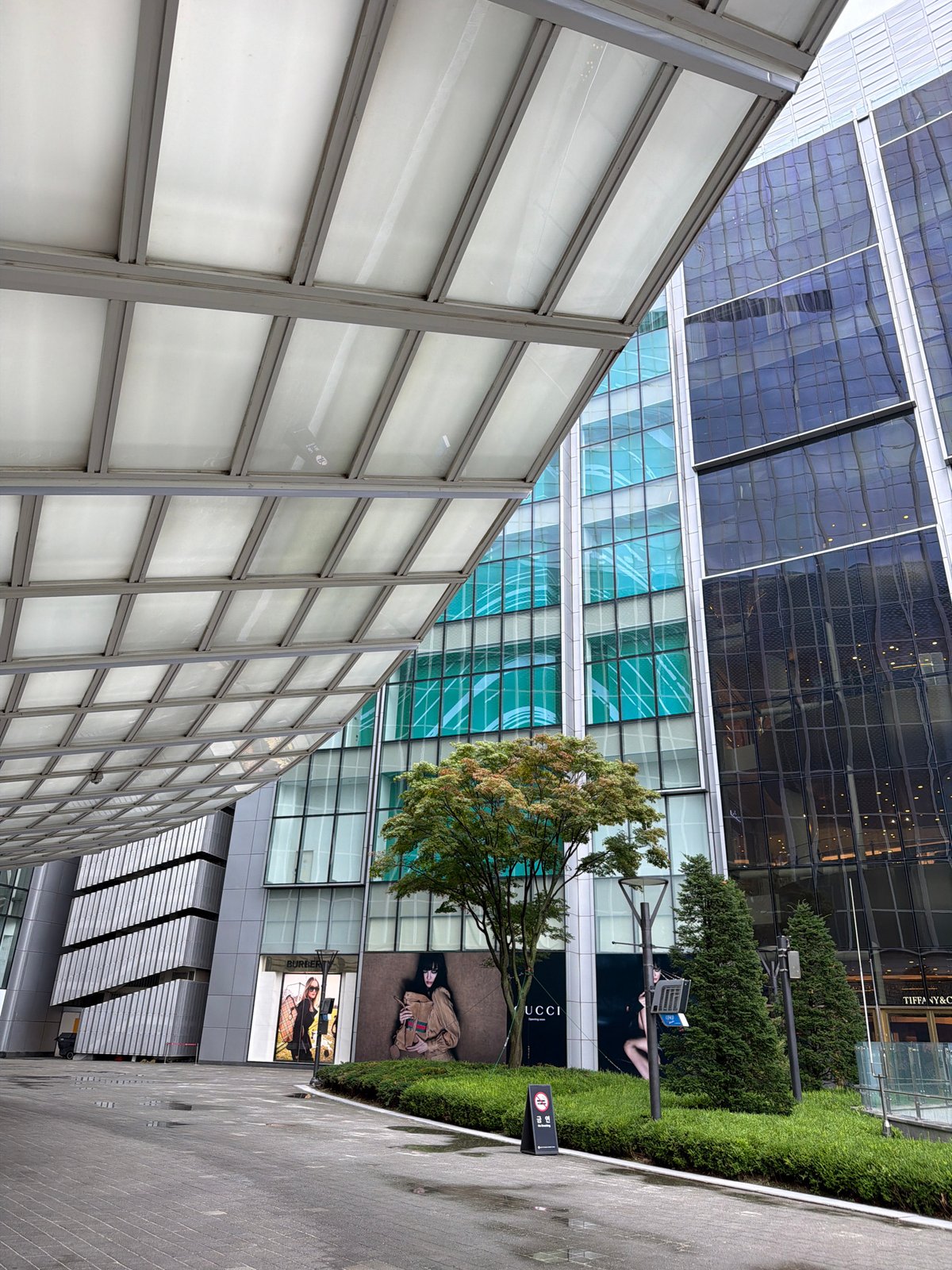 Roaming Seoul's landmarks on a hazy July day