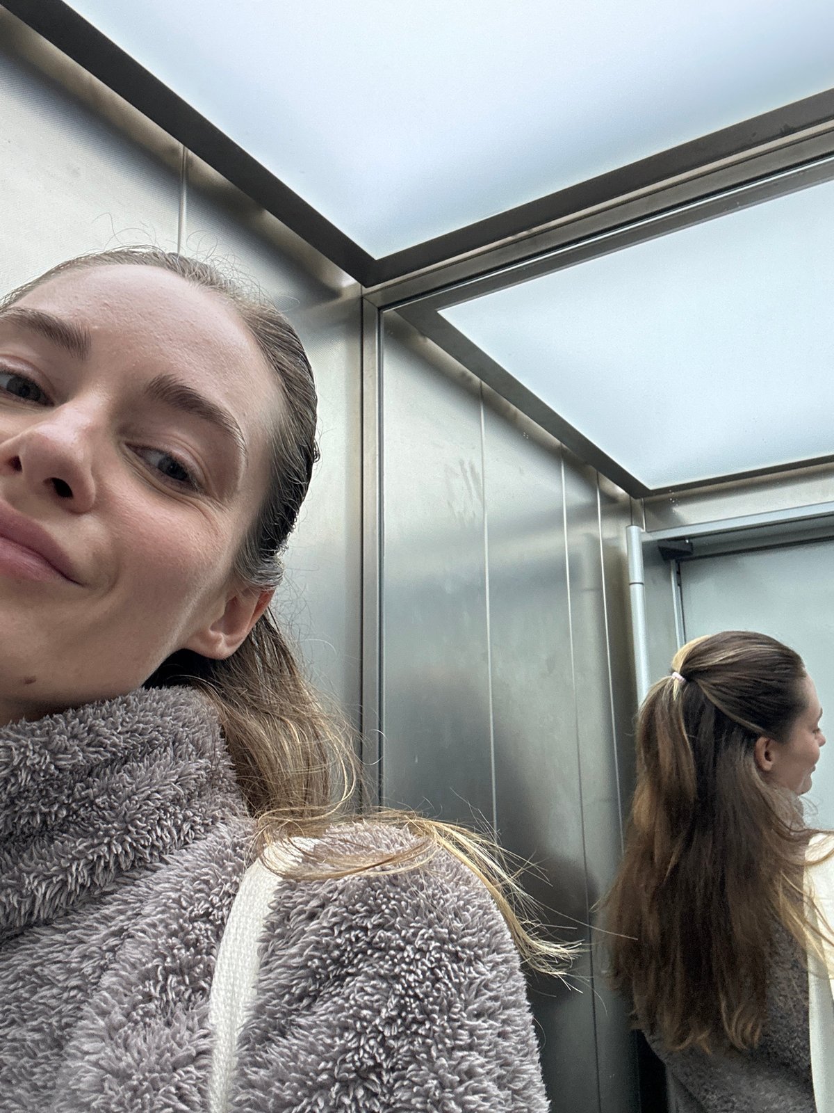 Woman documents morning coffee routine in Kiel elevator selfies