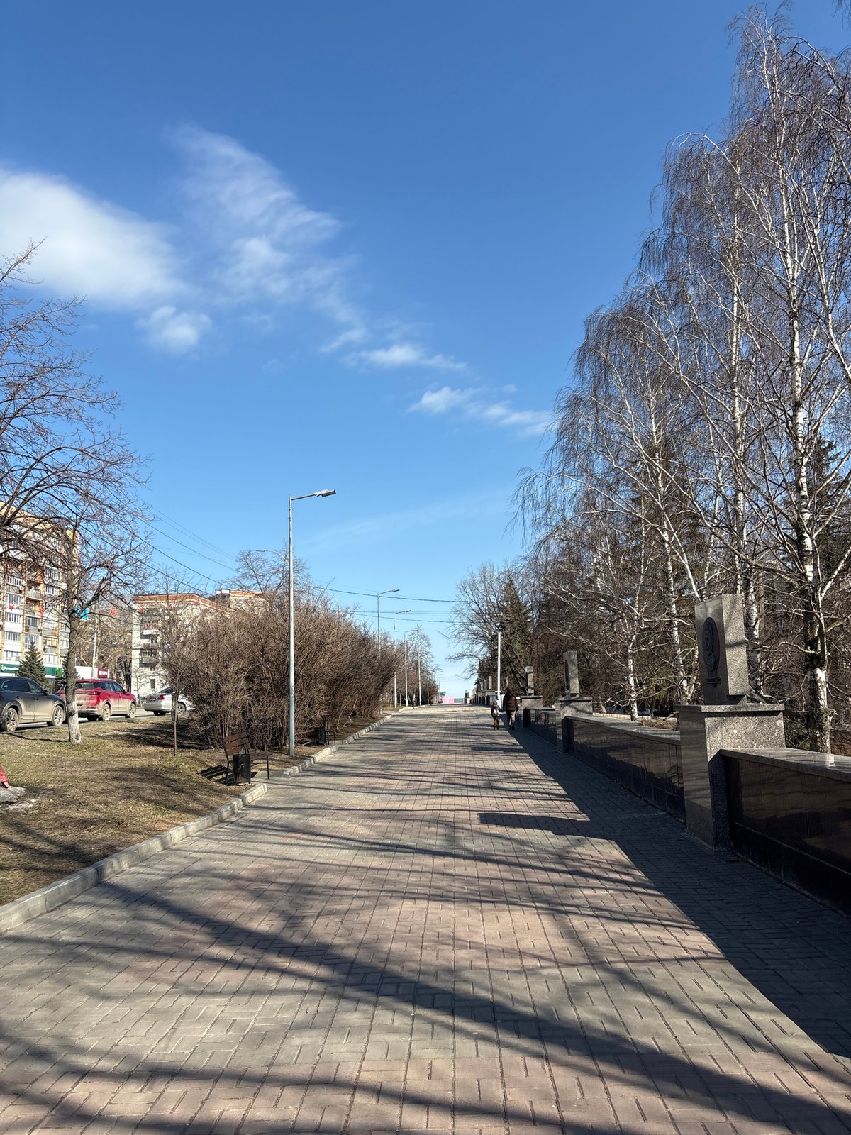 Tourist documents Ulyanovsk monuments and landmarks during morning walk