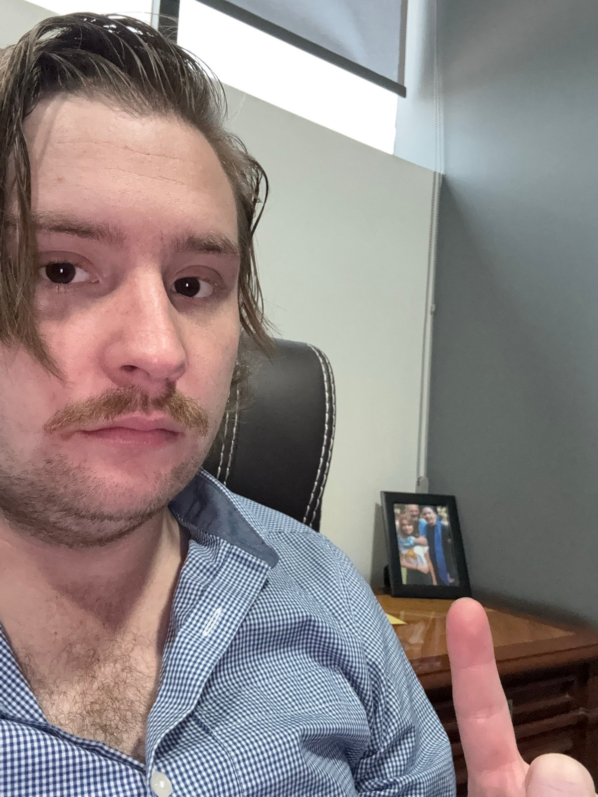 Man takes afternoon selfies in Cuautitlán Izcalli home