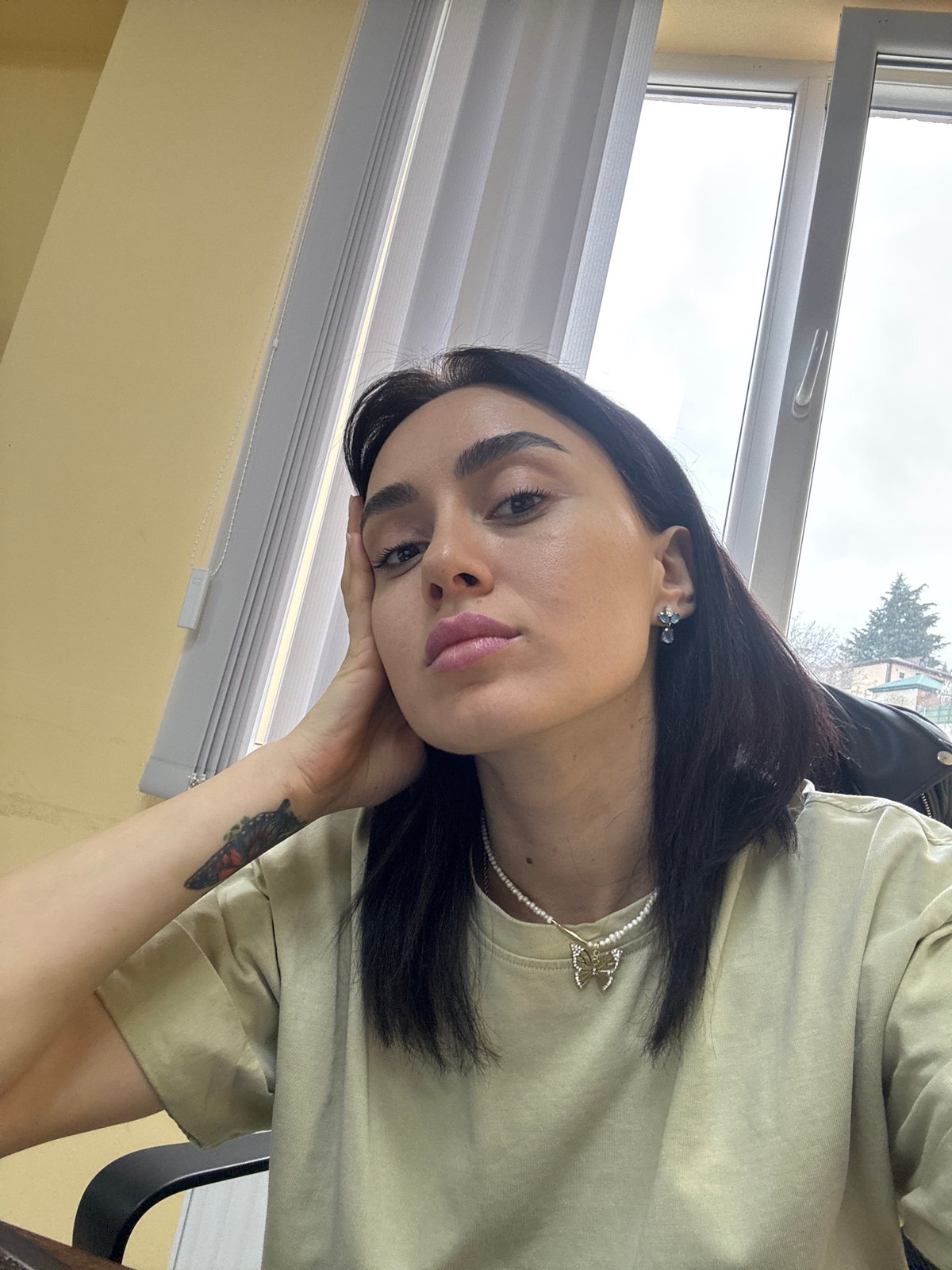Woman documents morning routine through selfies in Tbilisi