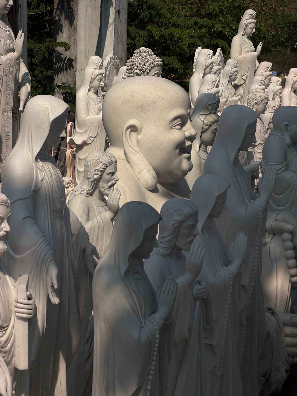 White marble Buddha sculptures cluster observed in Đà Nẵng