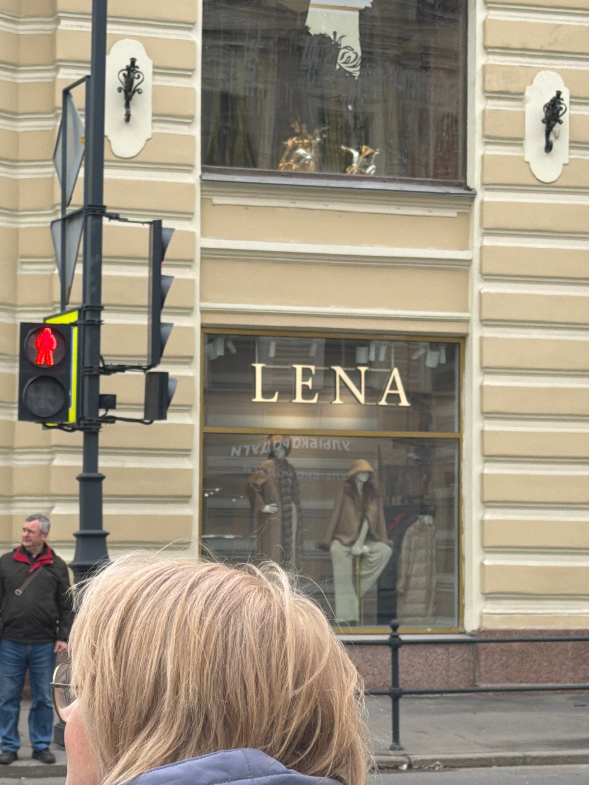 Routine street life documented in Saint Petersburg commercial district