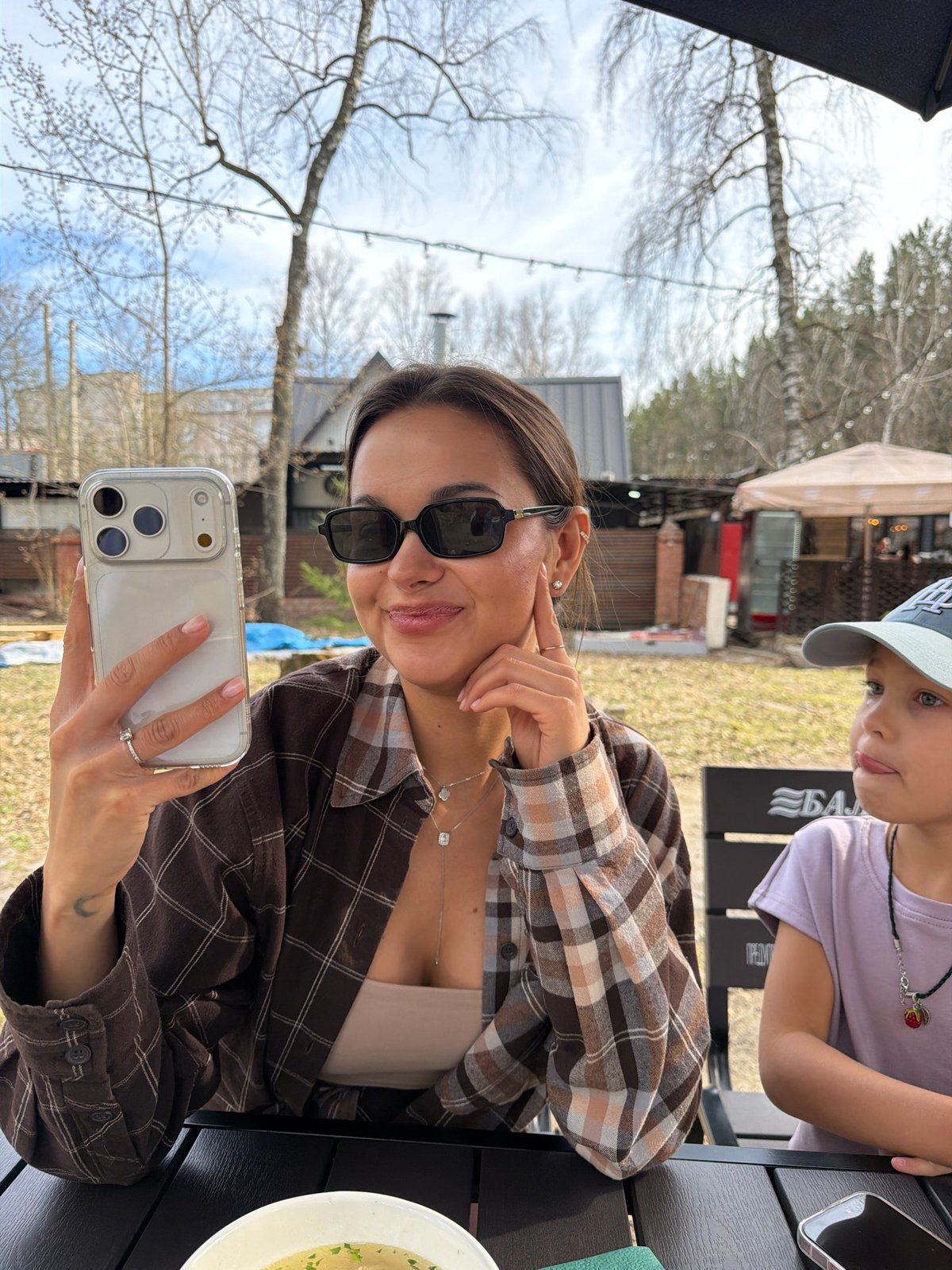 Outdoor dining and selfies captured in Krasnoyarsk restaurant scene