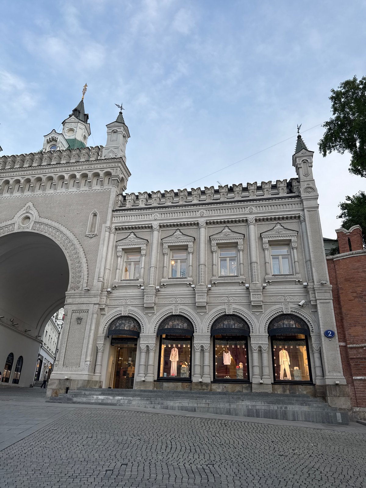 Moscow street scenes show luxury retail, theater, market activity