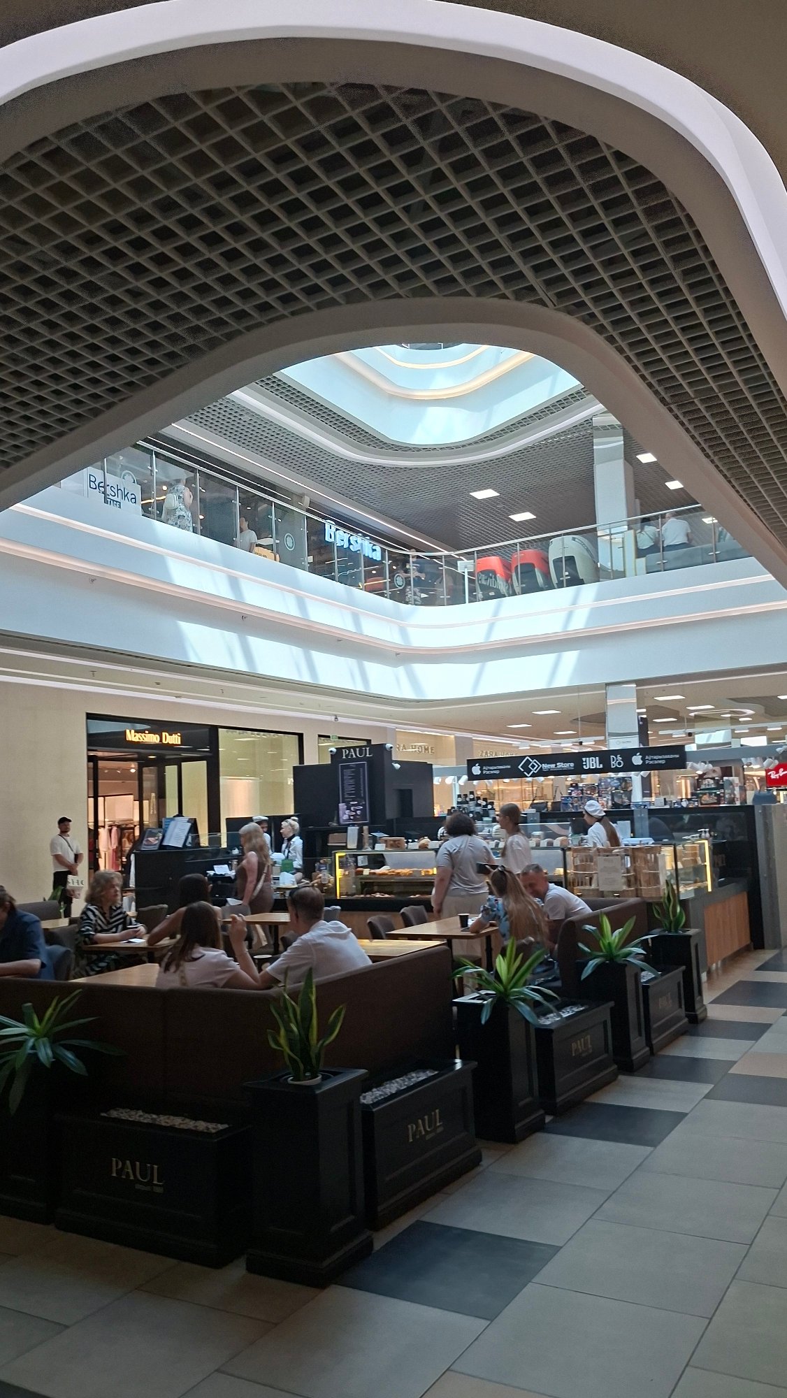 Browsing a Minsk shopping mall and its surrounding streets