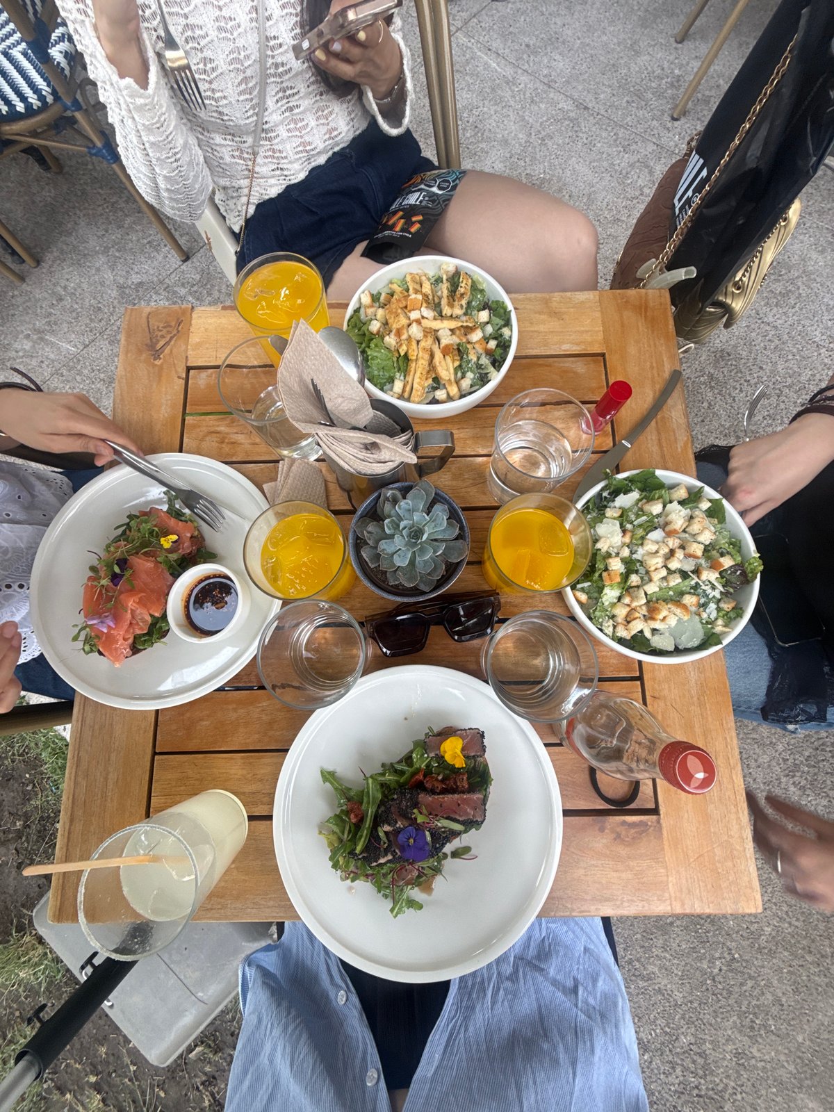 Late-night dinner gathering captured at Mexico City restaurant