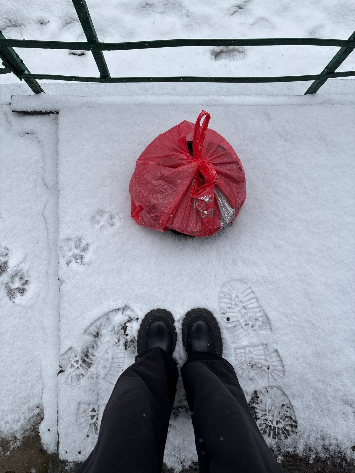 Red bag spotted in snowy Ust-Ilimsk residential area