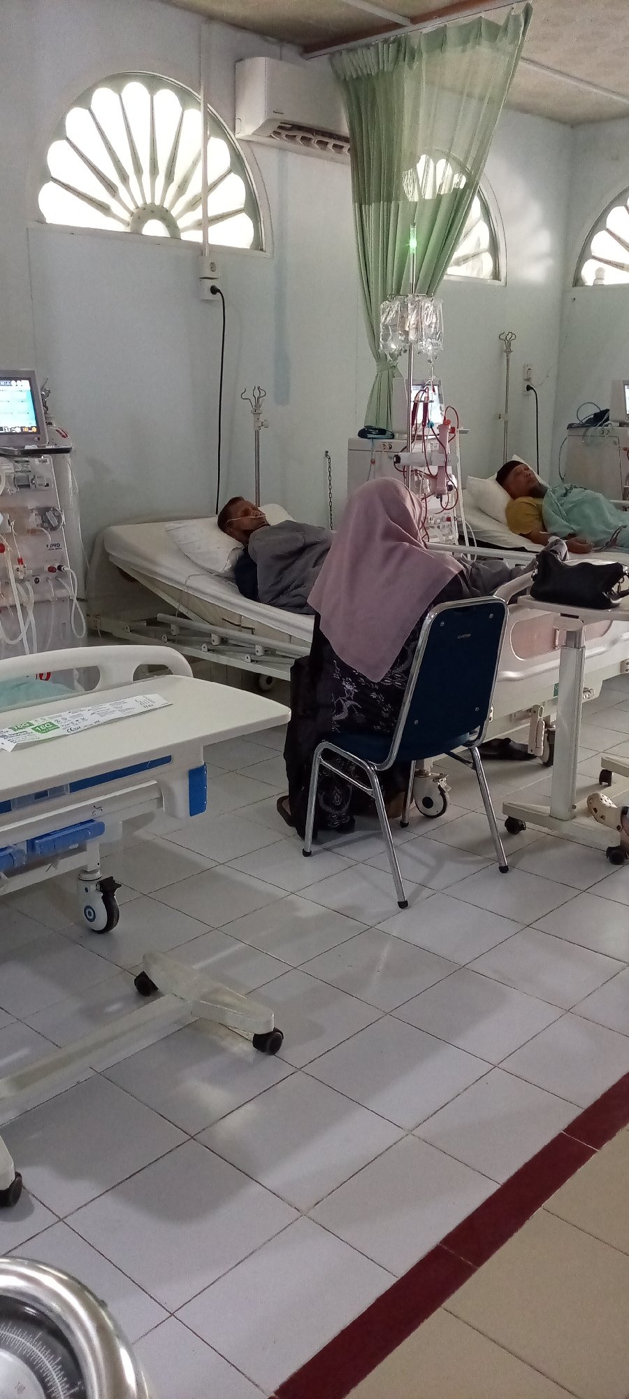 Dialysis treatment and street scenes documented in Lhokseumawe