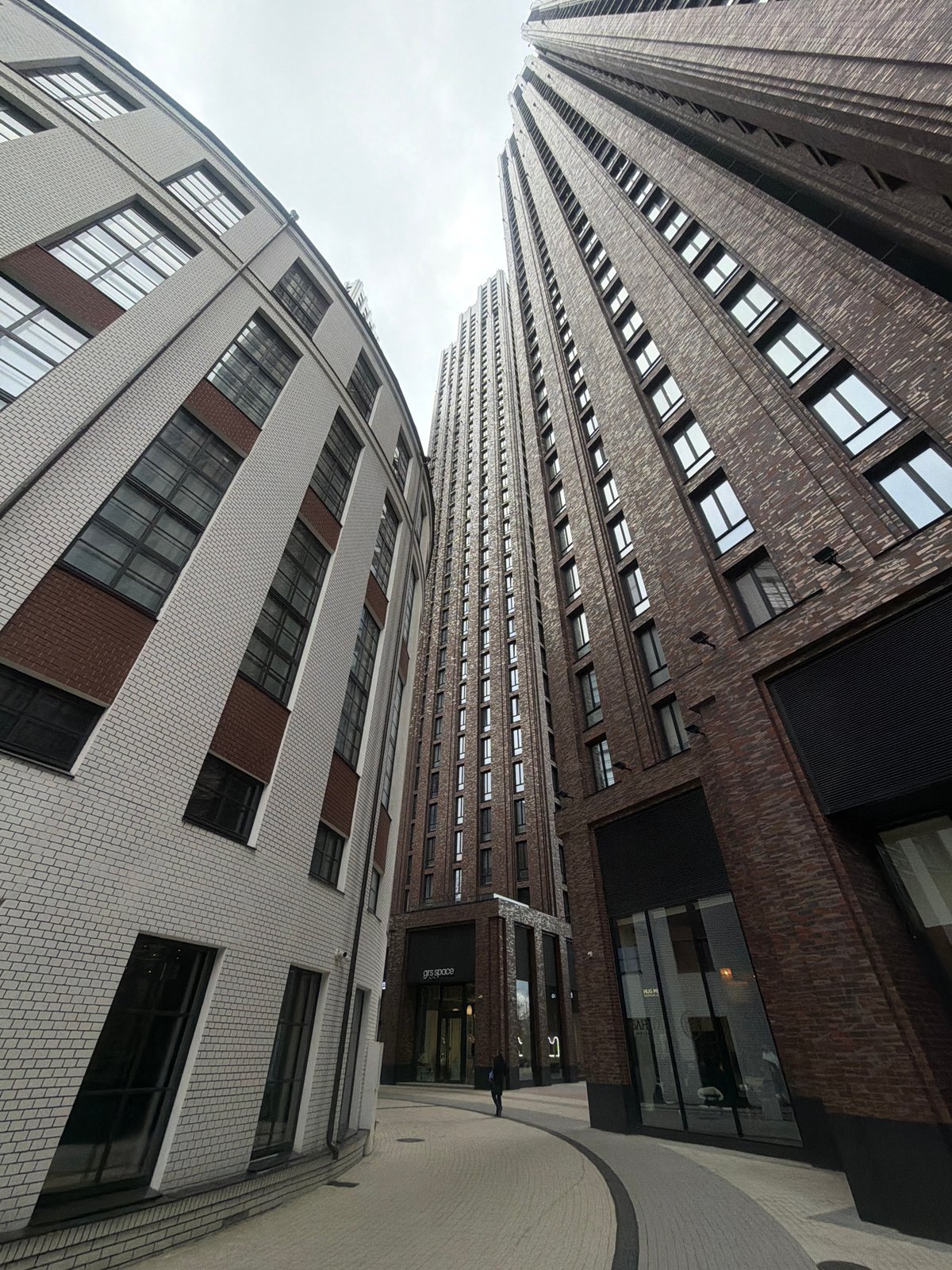 Moscow witnesses document buildings and office supplies during afternoon