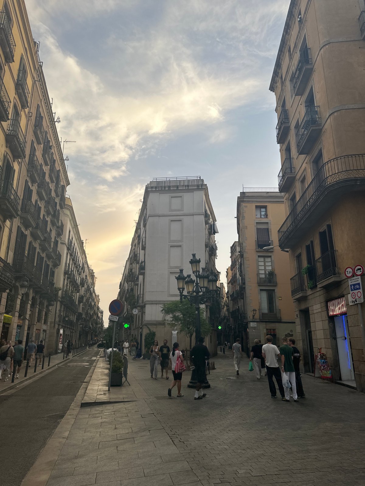 Evening stroll through Barcelona's historic and modern streets