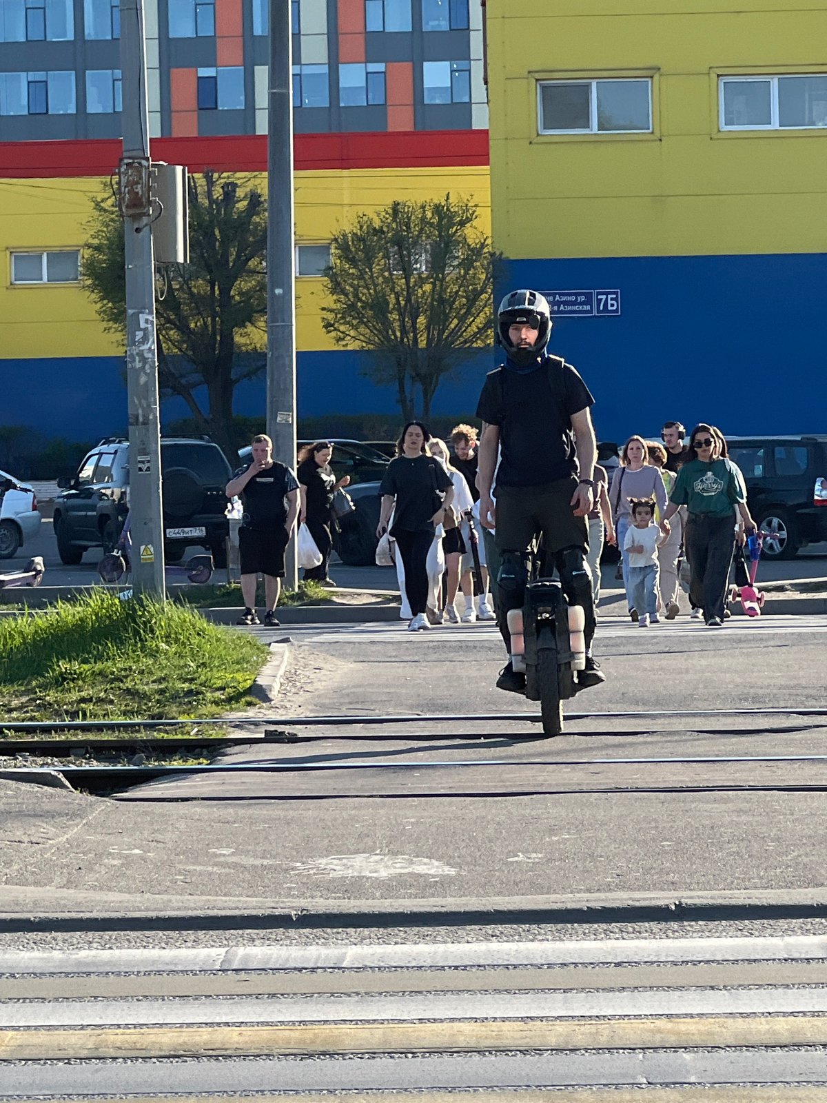 Ordinary street life documented across Kazan during afternoon hours