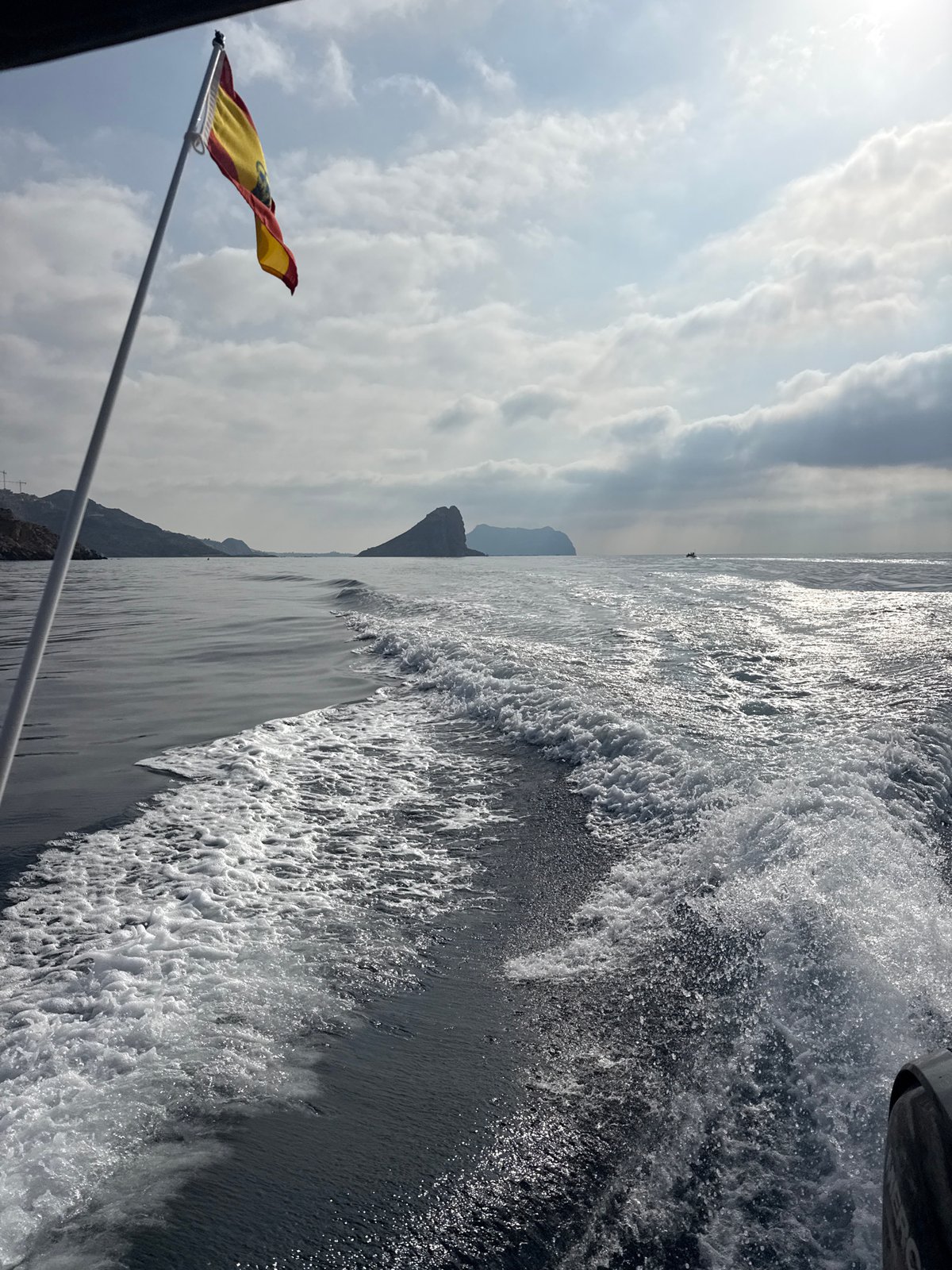 Spanish-flagged boat cuts through calm waters off Águilas coast