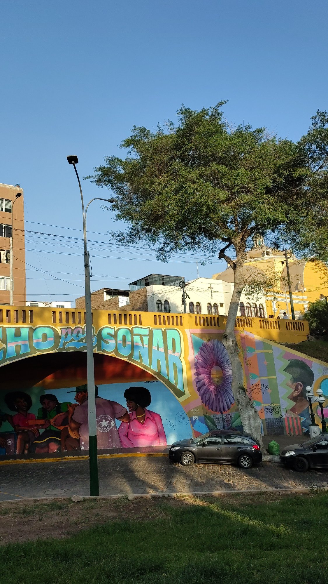 Evening documentation of everyday Barranco street life and murals