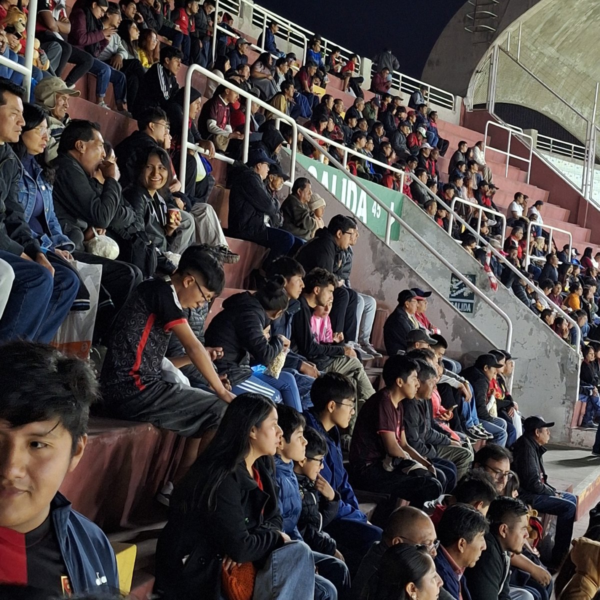 Soccer match draws crowds, police presence at Arequipa stadium