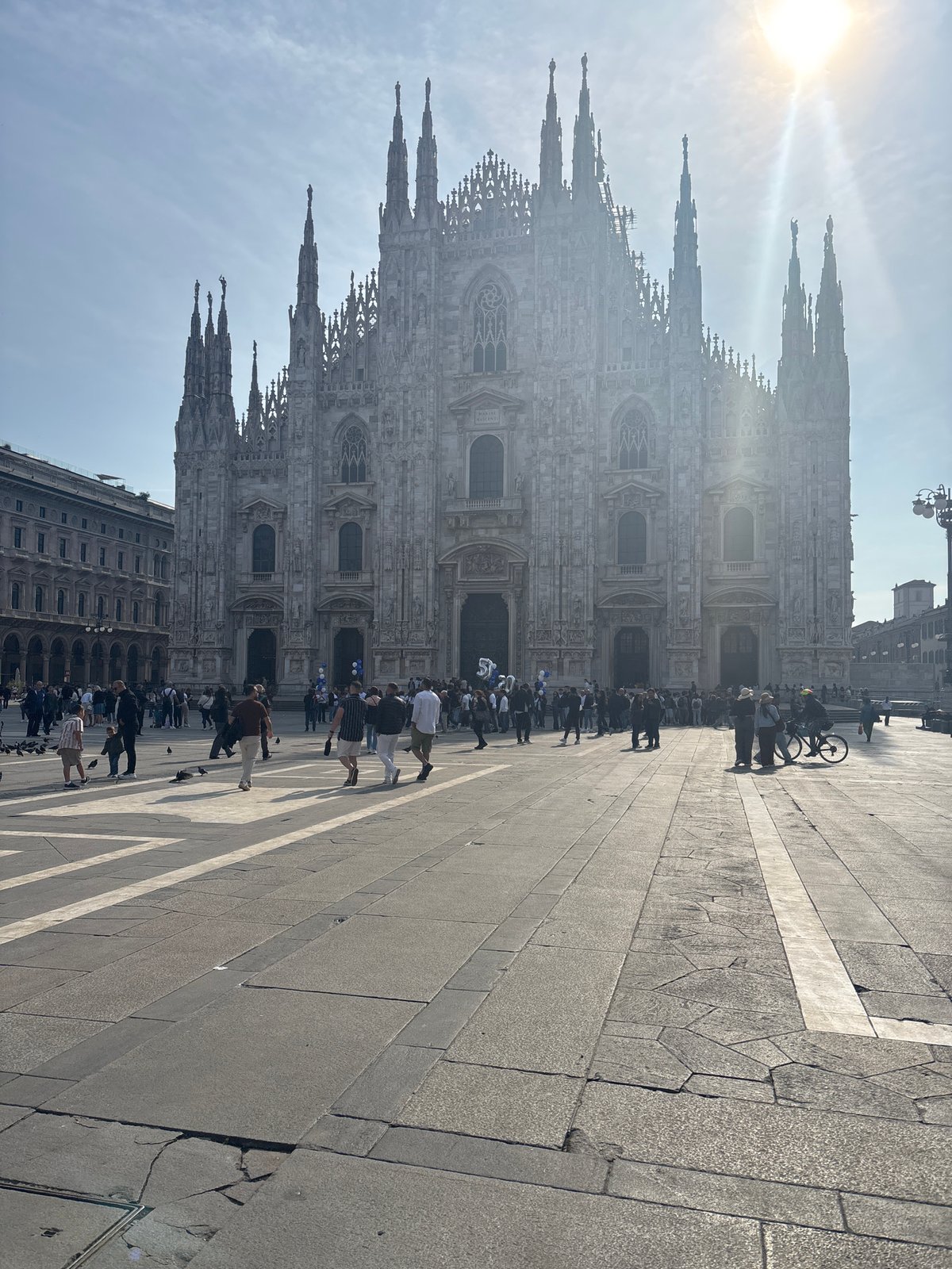 Morning crowd activity documented at Milan's Piazza del Duomo