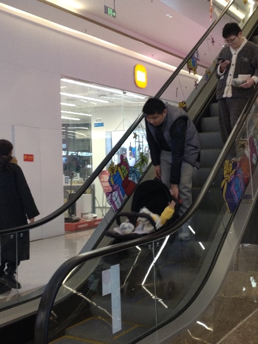 Daily life moments captured across Jiangjin entertainment districts