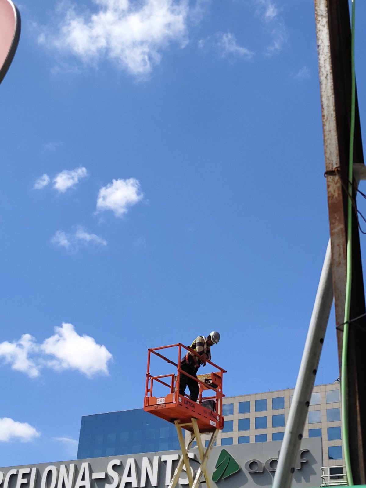 Aerial maintenance work observed near Barcelona's Nobu Hotel
