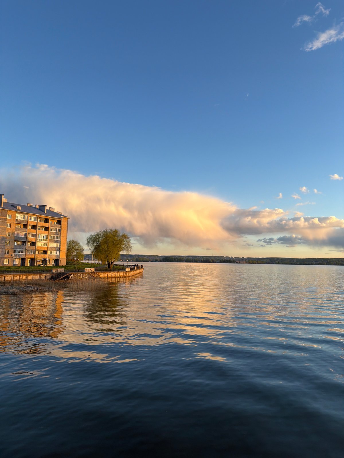 Afternoon waterfront life documented in Votkinsk, Russia