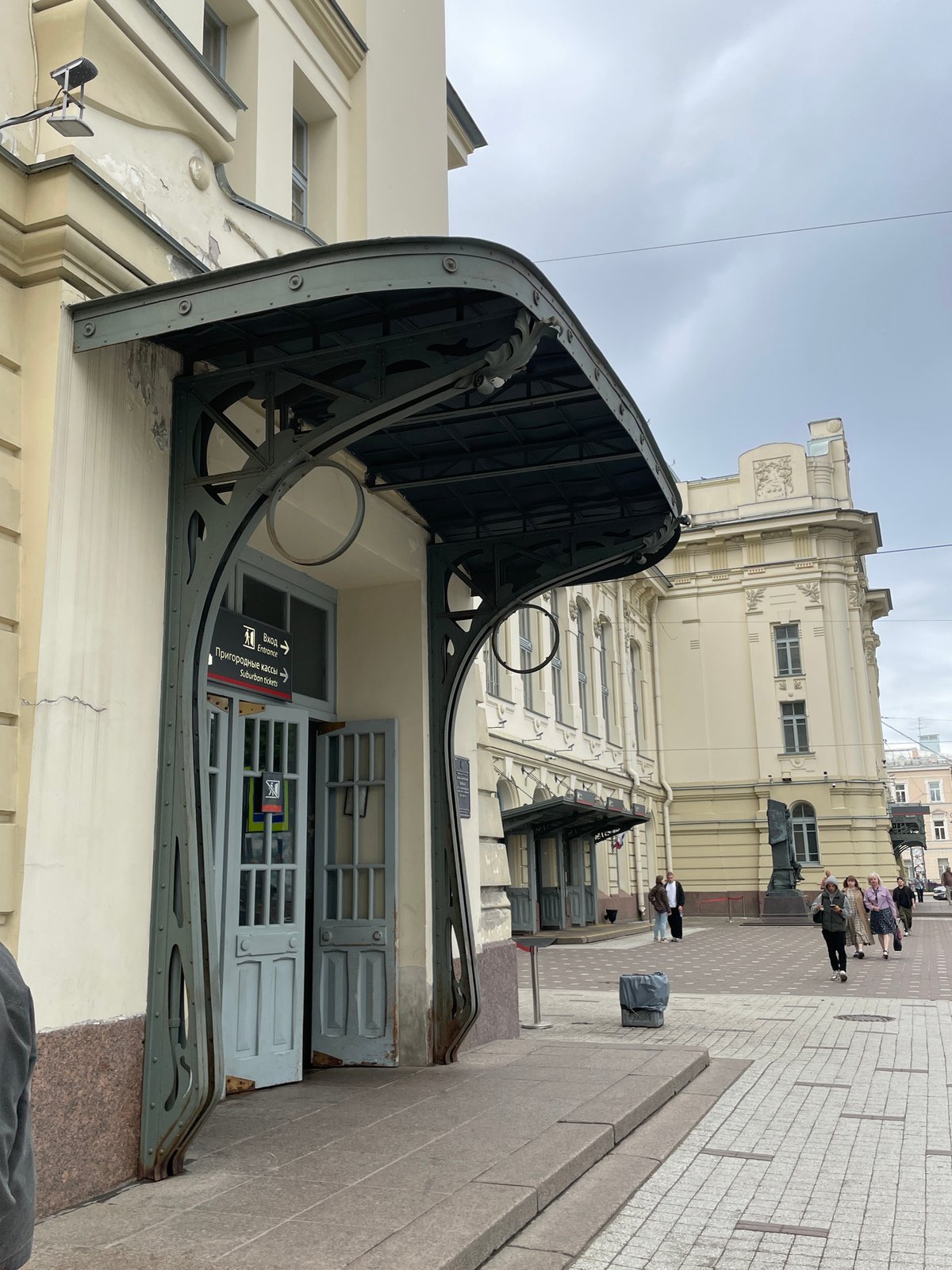 Quick tour of Saint Petersburg's historic architecture and metro