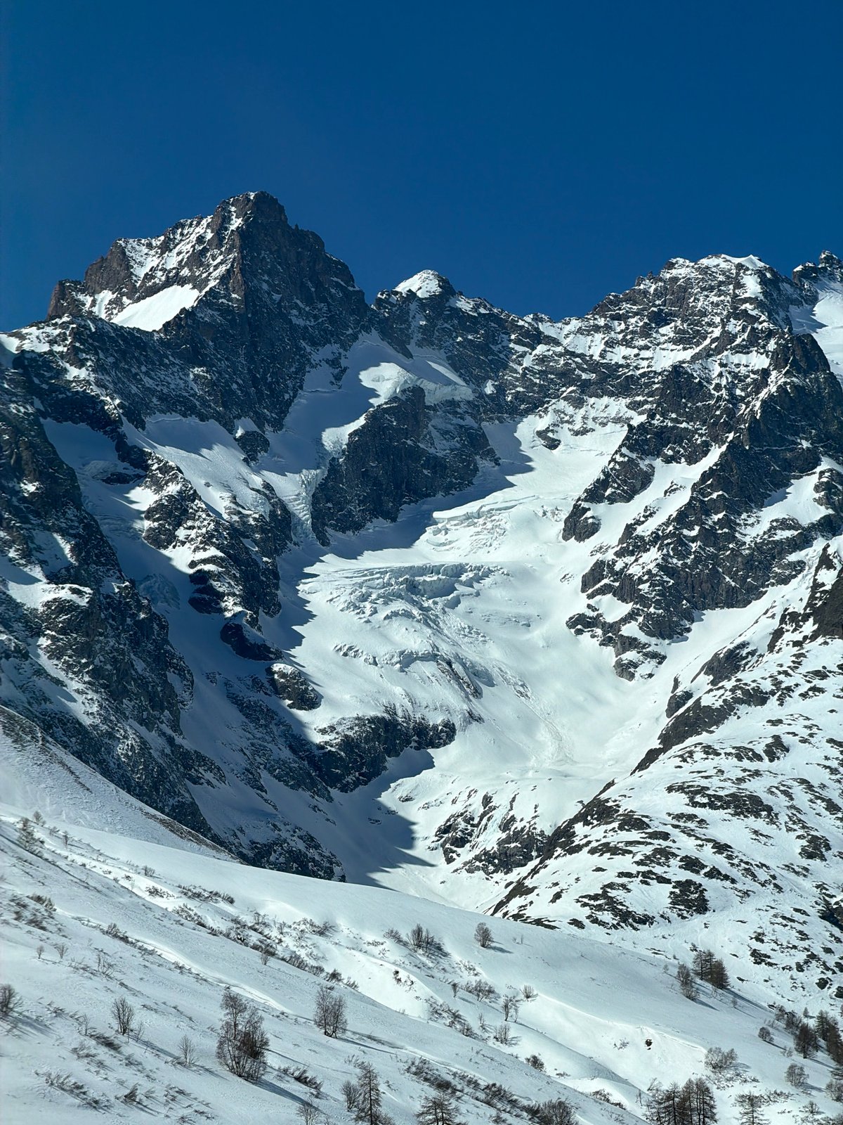 Spring snow conditions observed on French Alpine mountainside