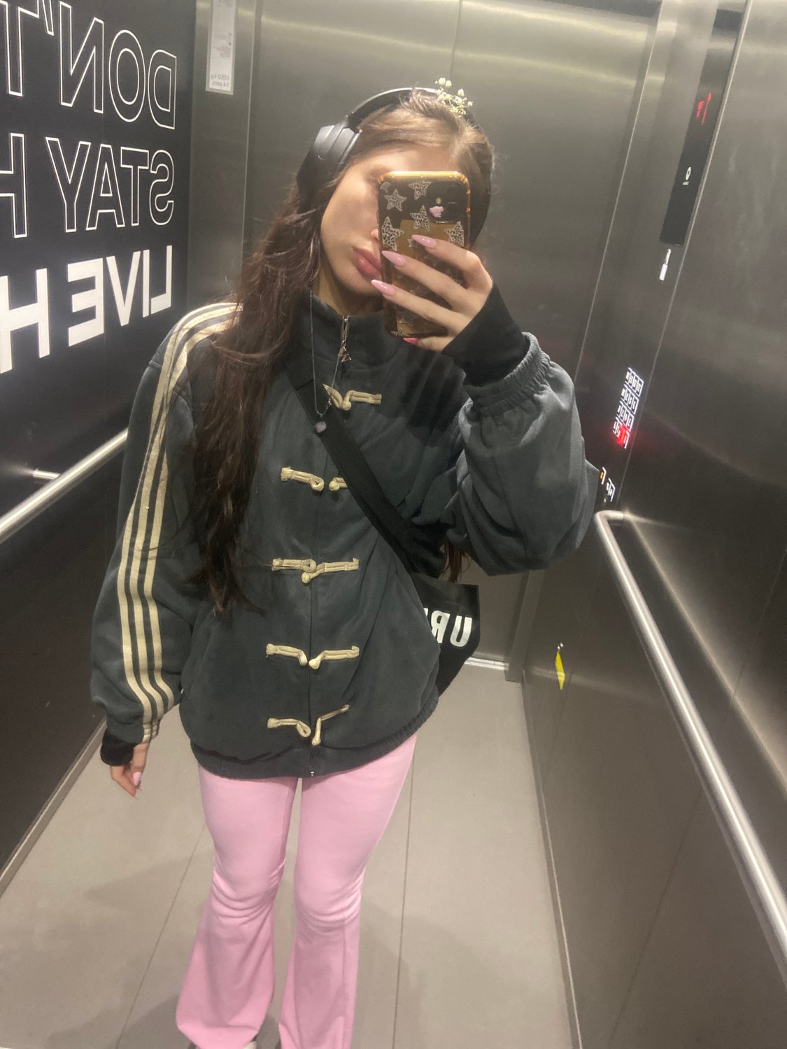 Person spotted taking elevator selfie, wearing pink pants in London