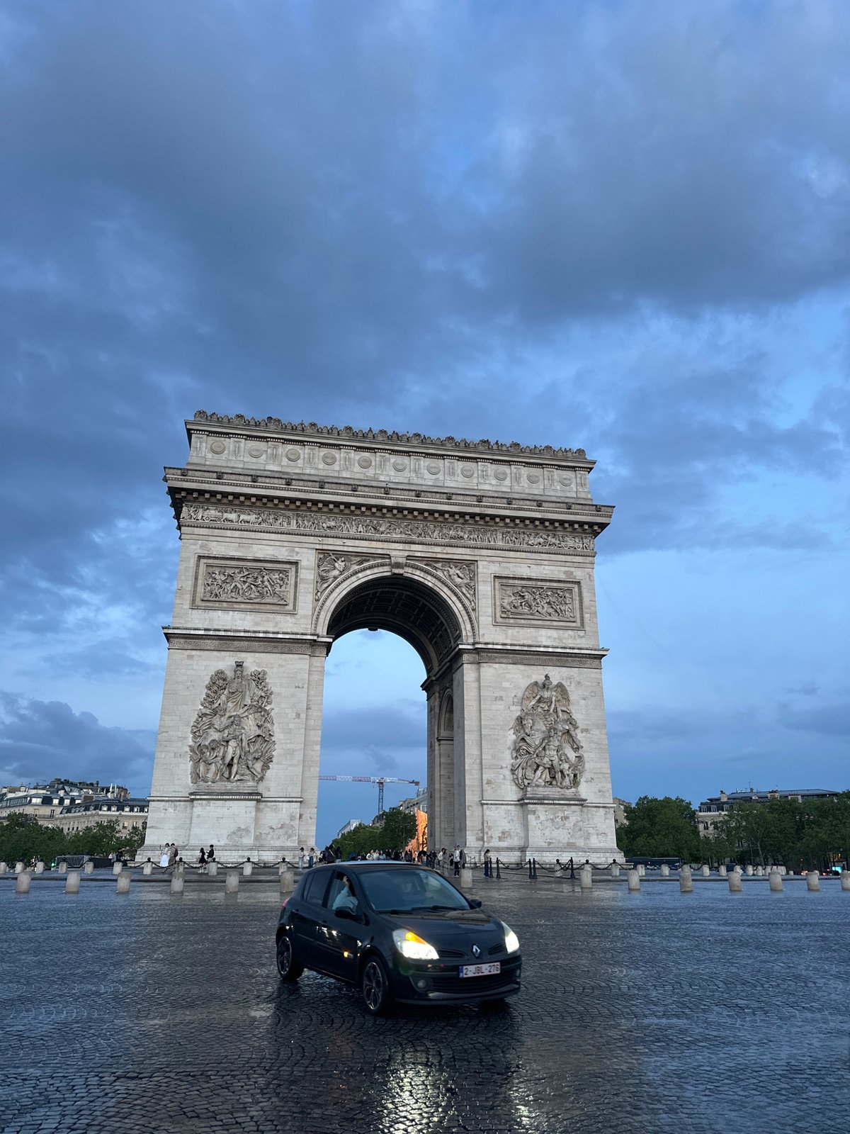 Vehicle spotted at Arc de Triomphe after rain