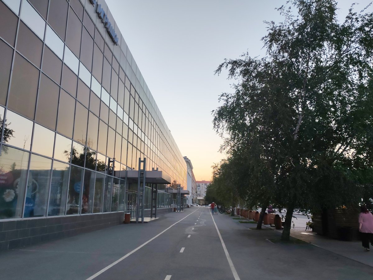 Dusk street scenes and live music in a Russian city