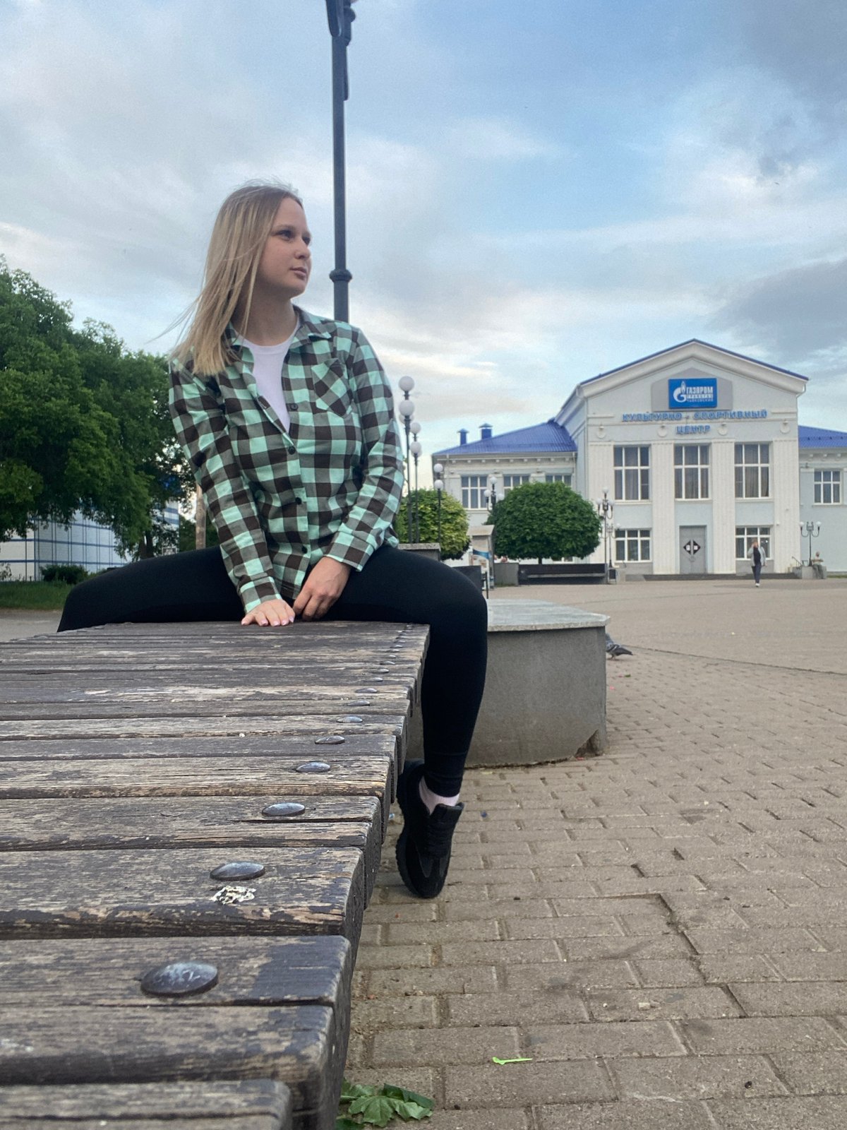 Afternoon gathering in Chaikovsky square with pigeons and fountains