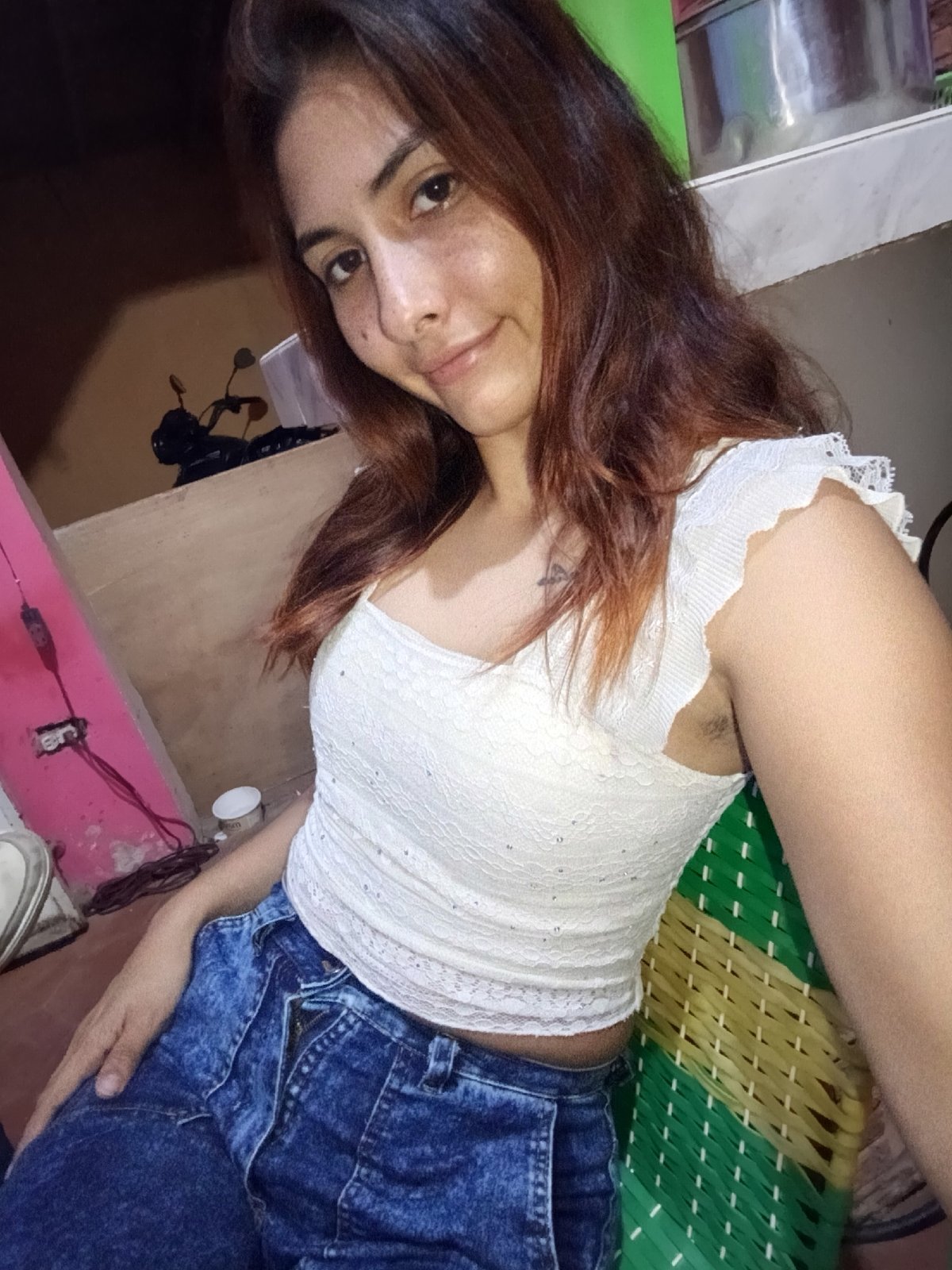 Woman documents evening with selfies in Juan Griego, Venezuela
