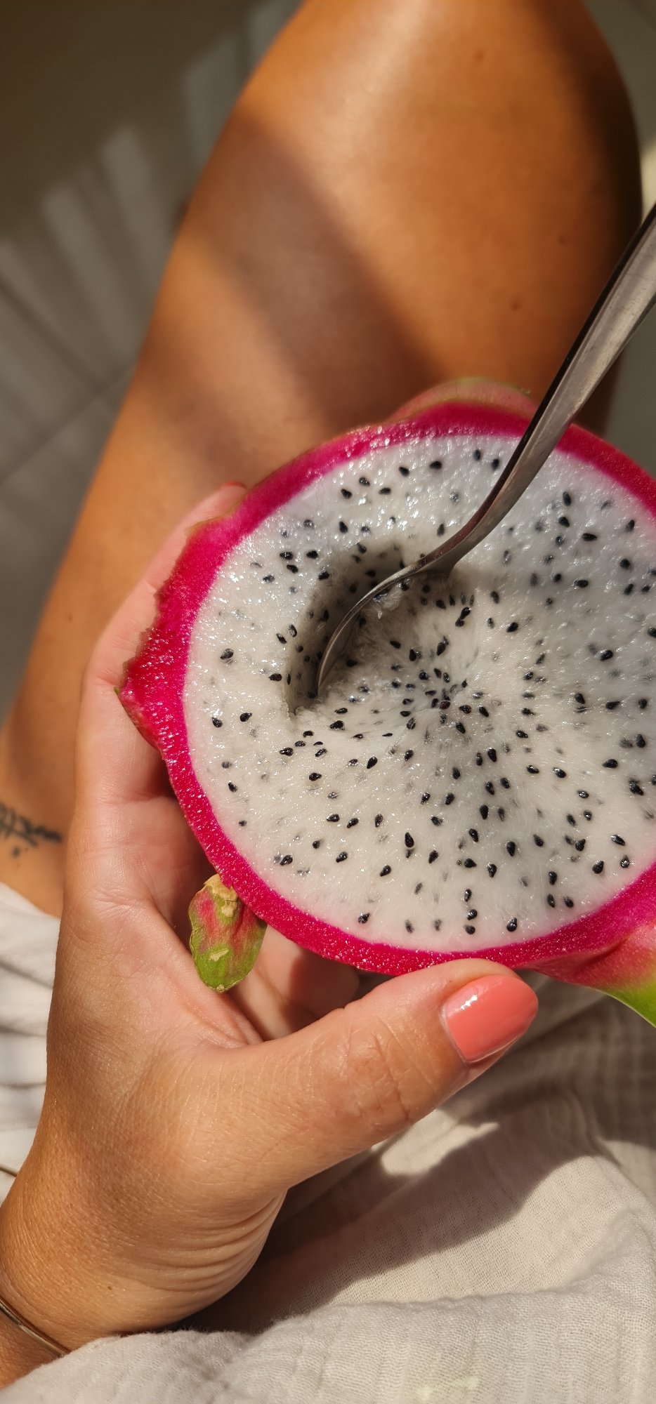 Morning beach life and dragon fruit snacking in Đà Nẵng