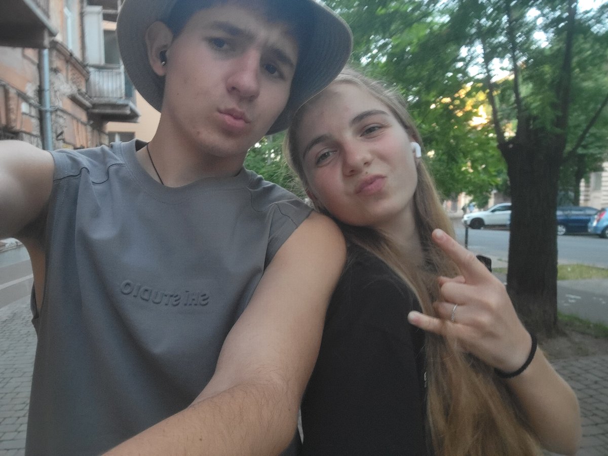 Afternoon light and street scenes in an urban park area