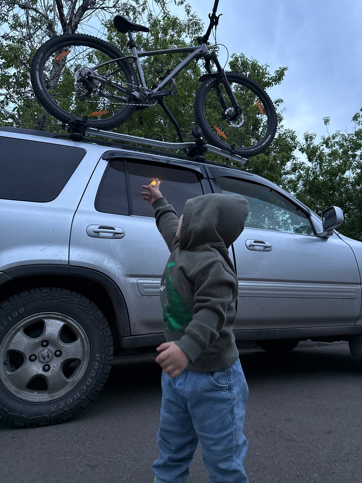 Child spotted at multiple Krasnoyarsk locations during afternoon outing