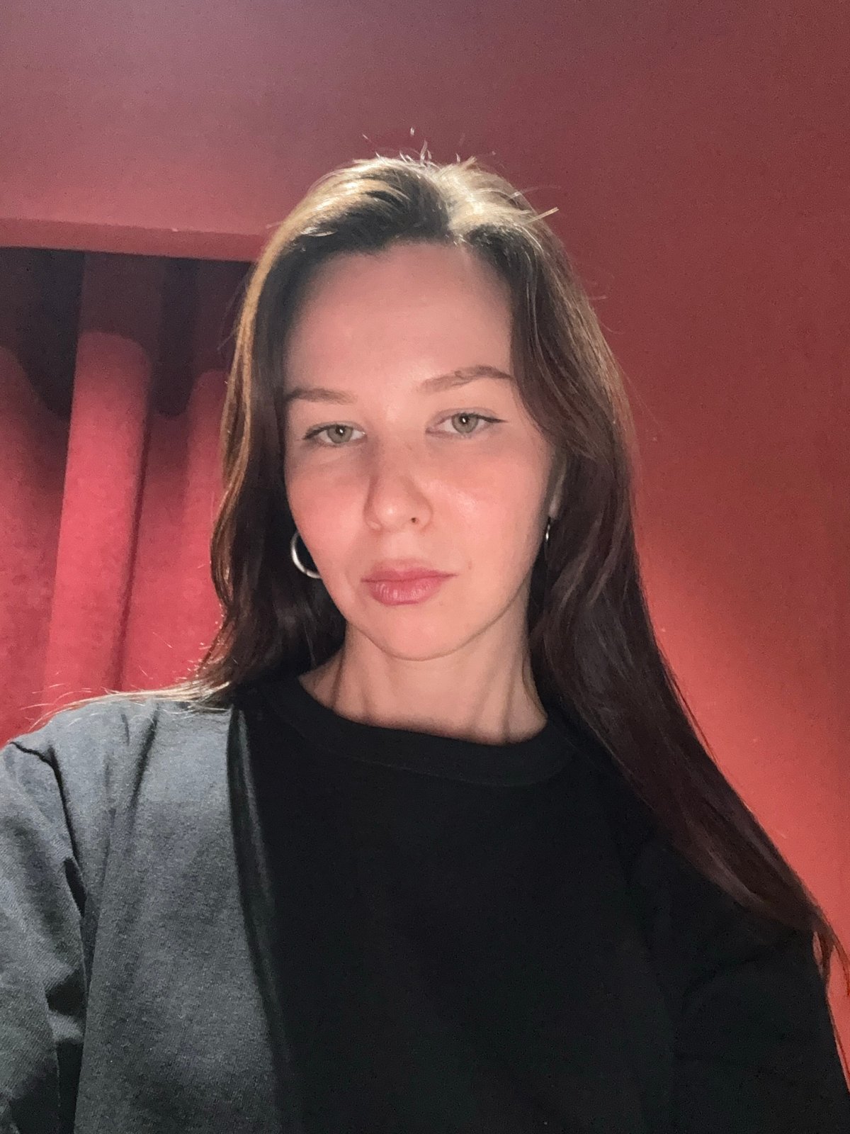 Quick selfie session in a Moscow interior, July 2026.
