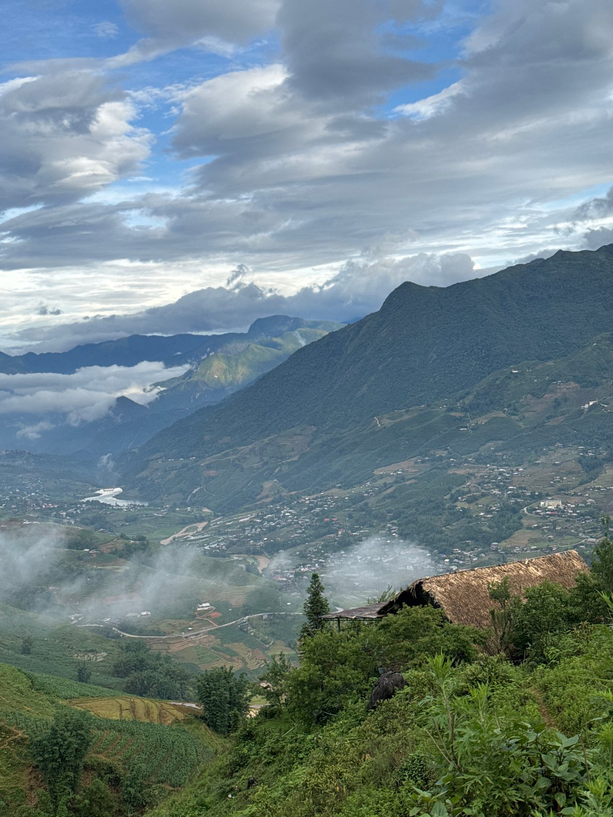 Tourist captures foggy mountain vistas and selfies in Sa Pa