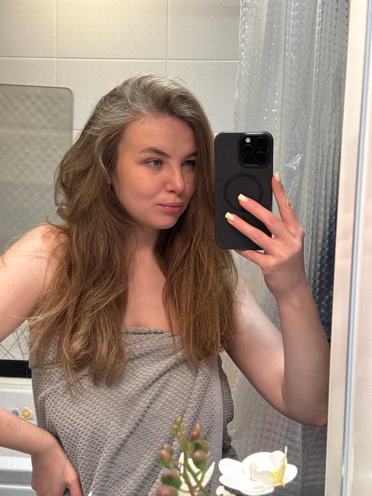 Person takes bathroom selfie in Vladimir, Russia