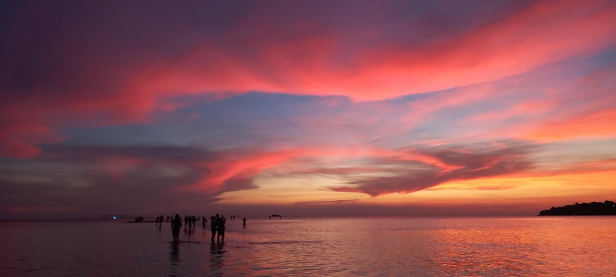 Spectacular sunset draws beachgoers to Baan Sri Thanu, Thailand