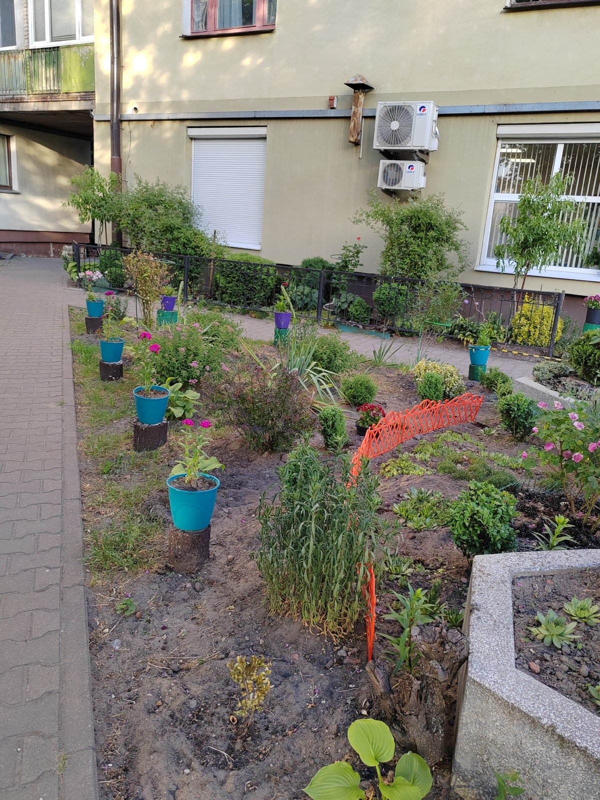 Evening stroll through Brest captures everyday urban life