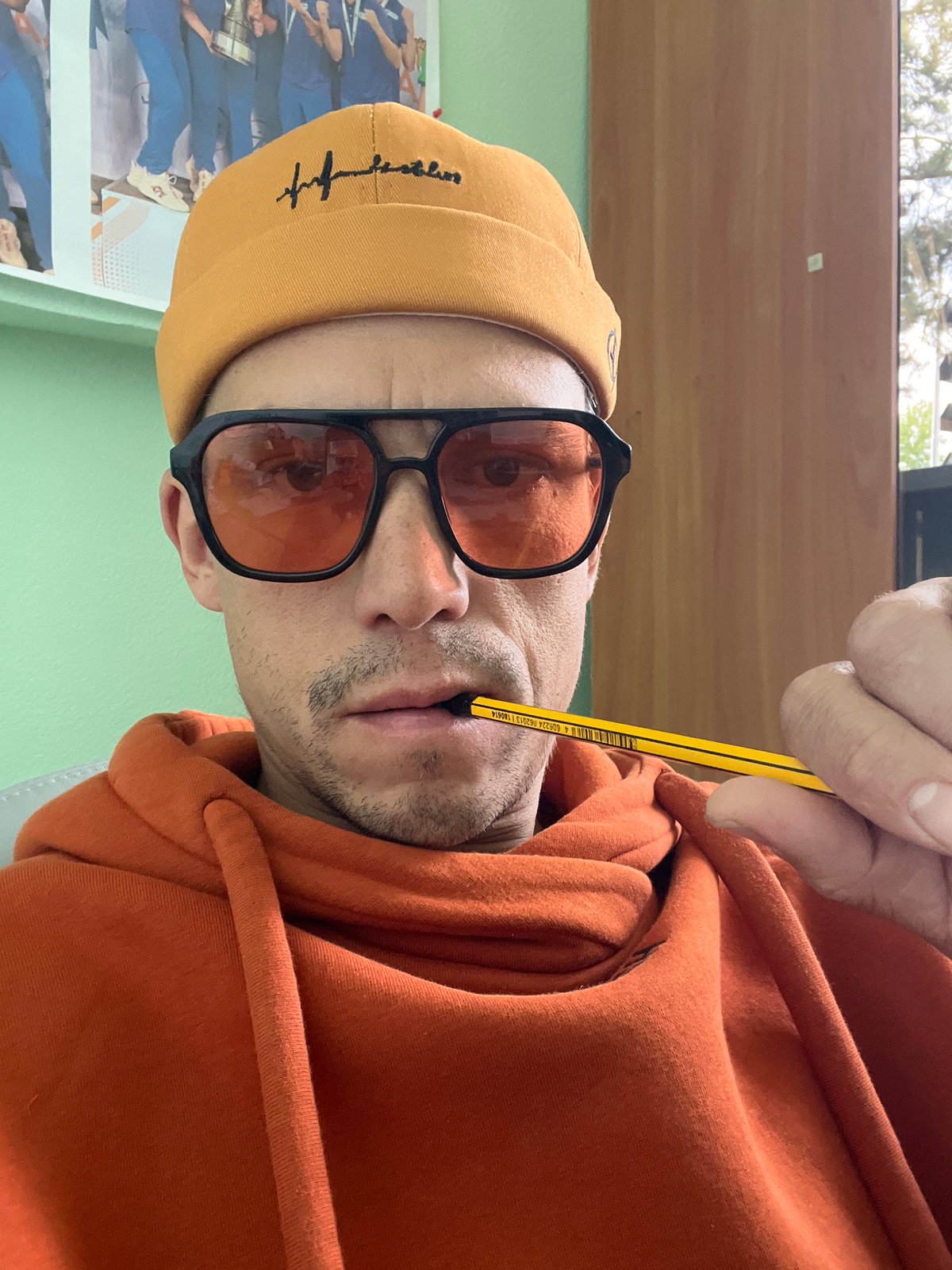 Person photographed vaping, taking selfie in Chaikovsky, Russia