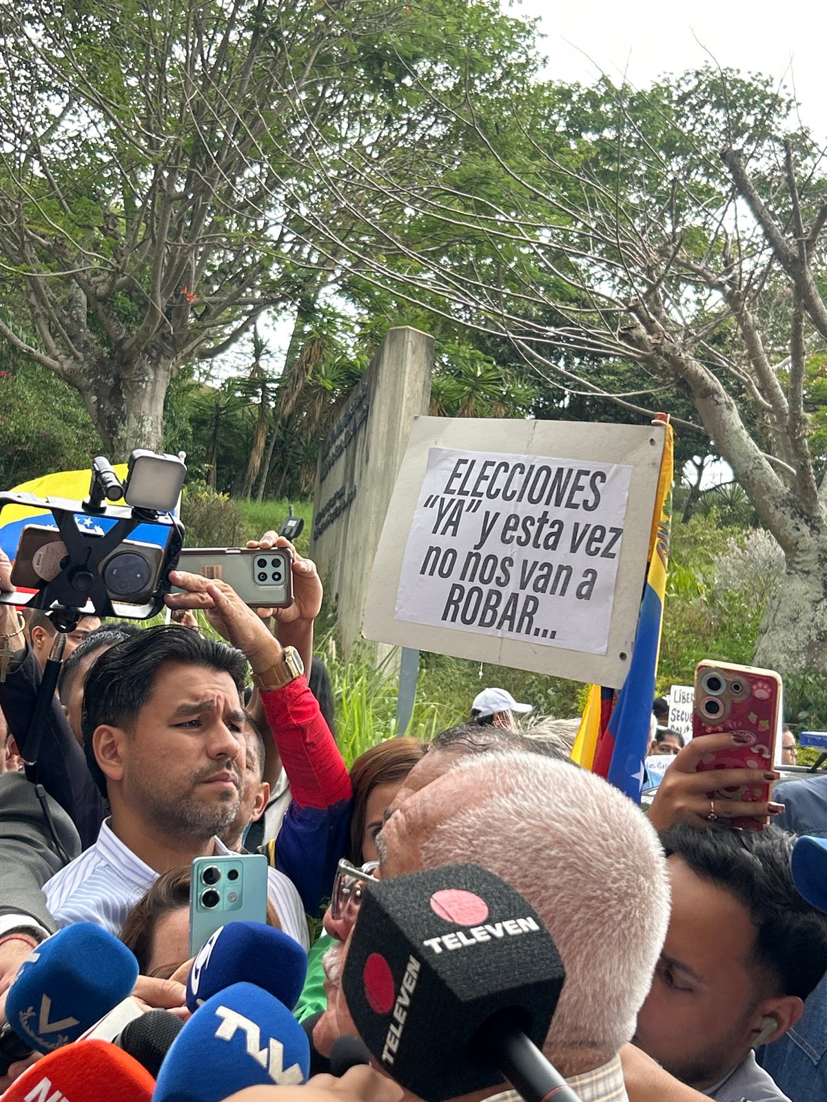 Political gathering draws crowds to Caracas roadside