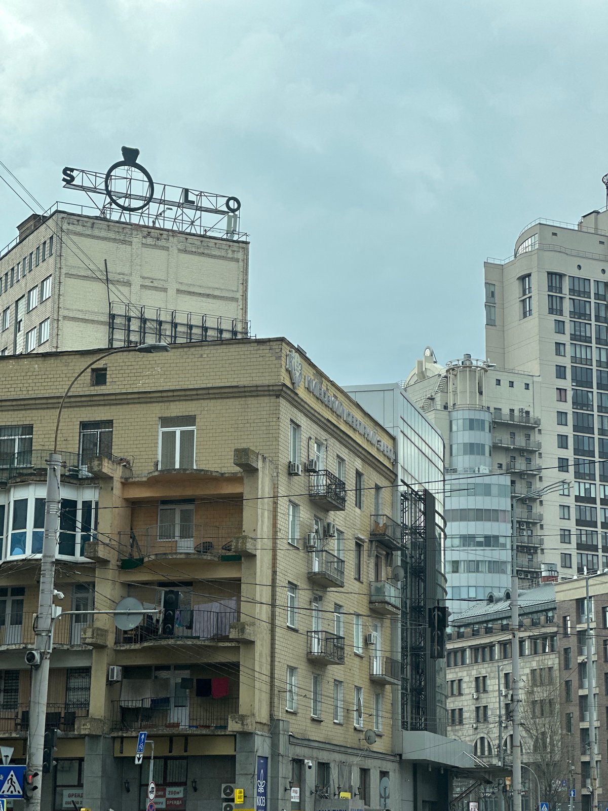 Morning street scenes captured across central Kyiv show traffic, buildings