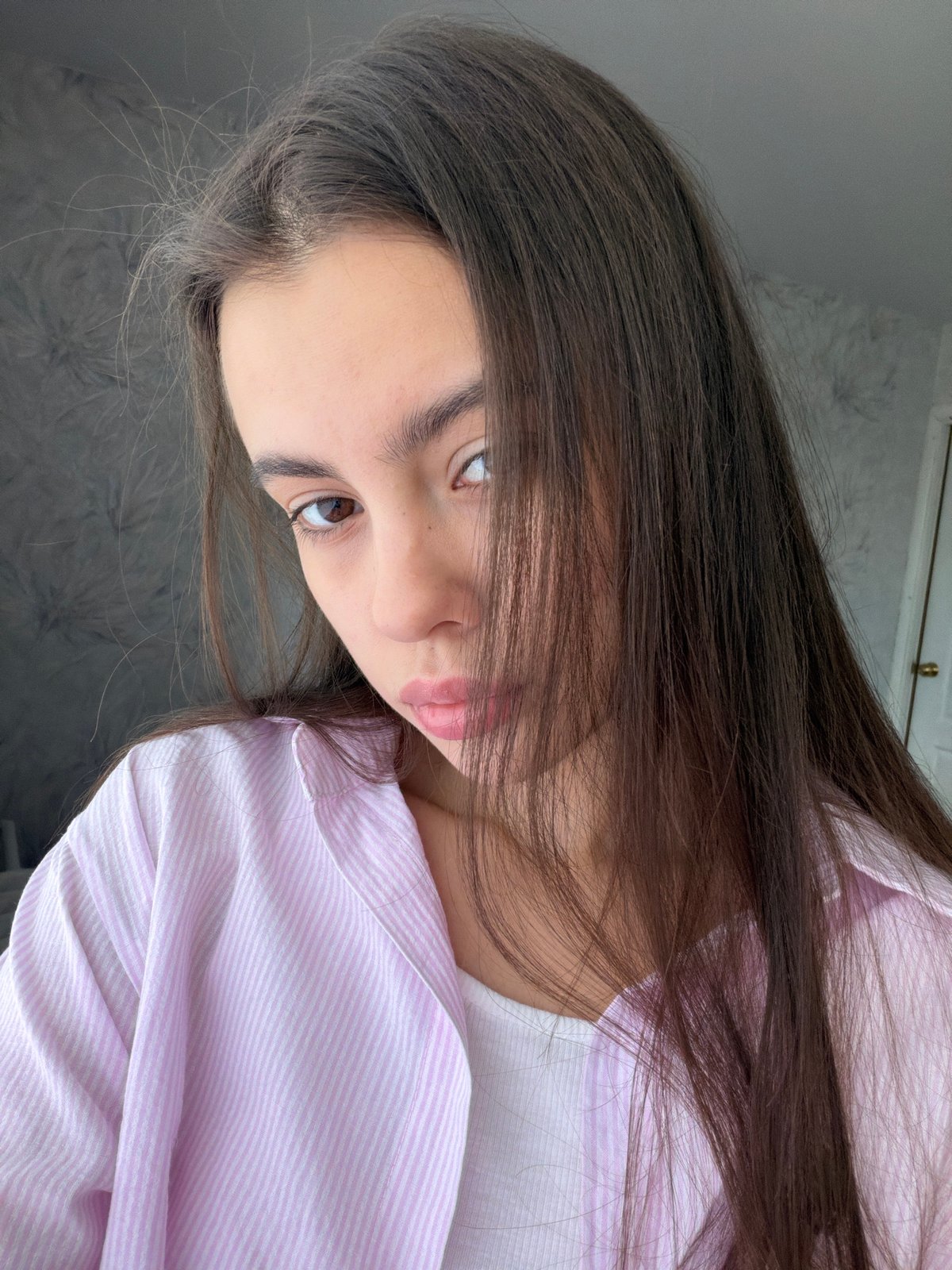 Woman documents morning routine with selfies and flowers in Chaikovsky