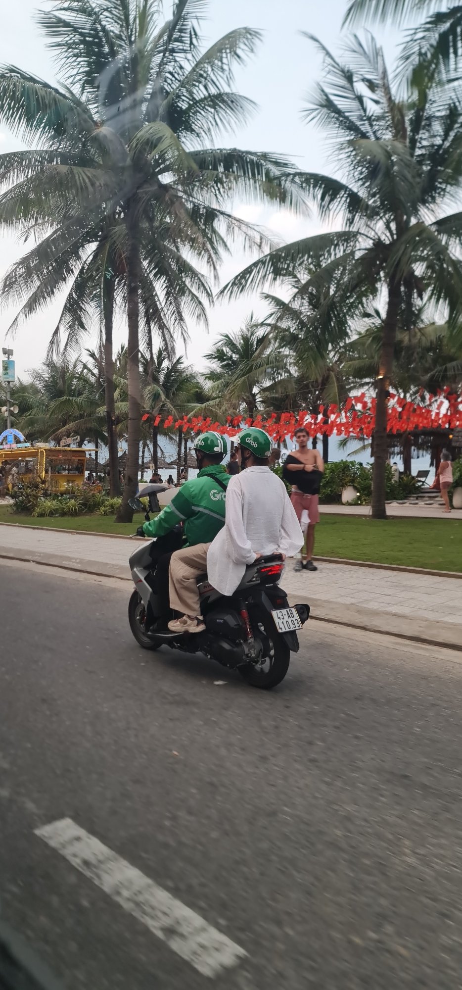 Street food vendor operates on Da Nang road