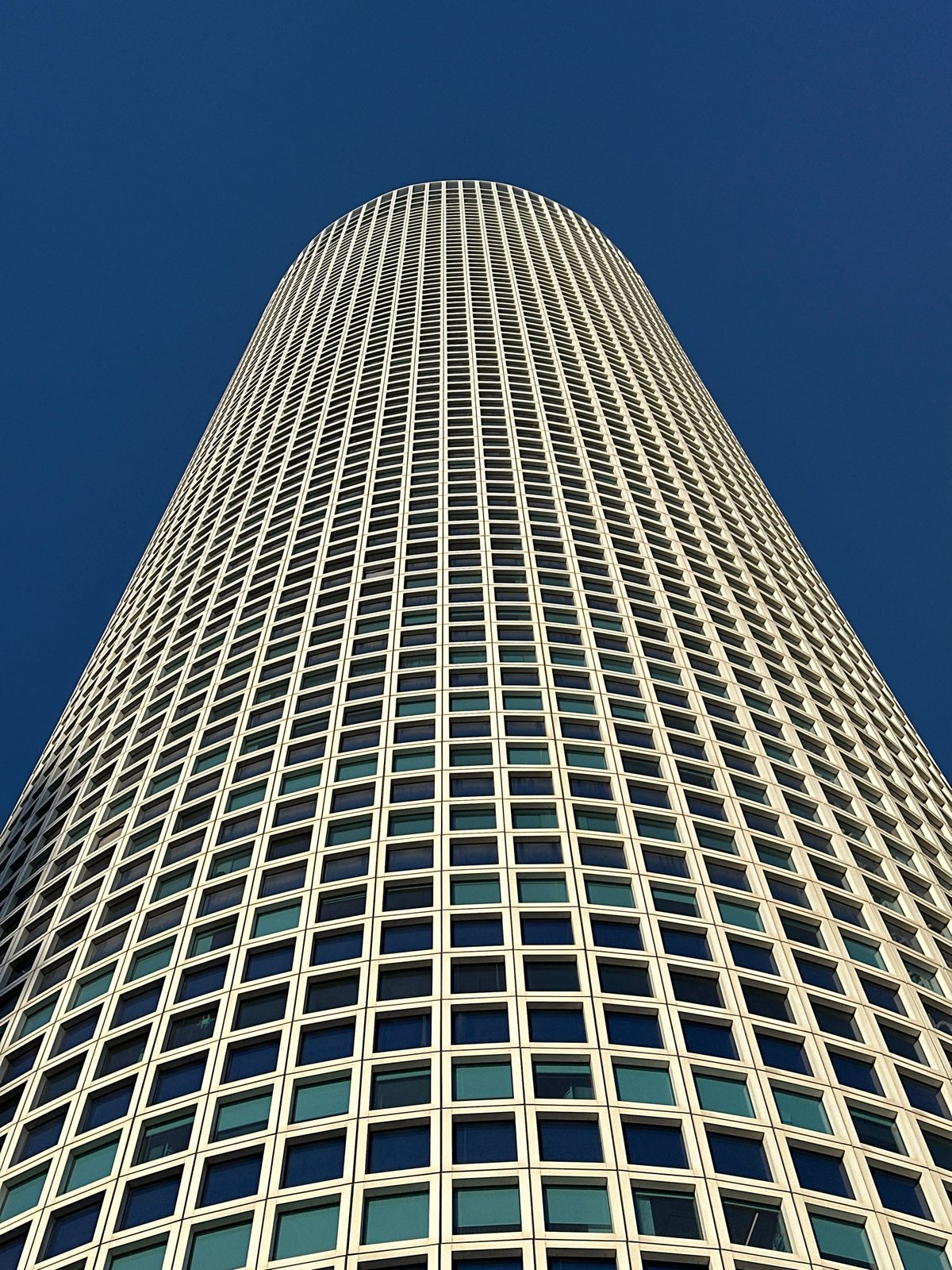 Photographer documents Tel Aviv's modern architecture on sunny afternoon
