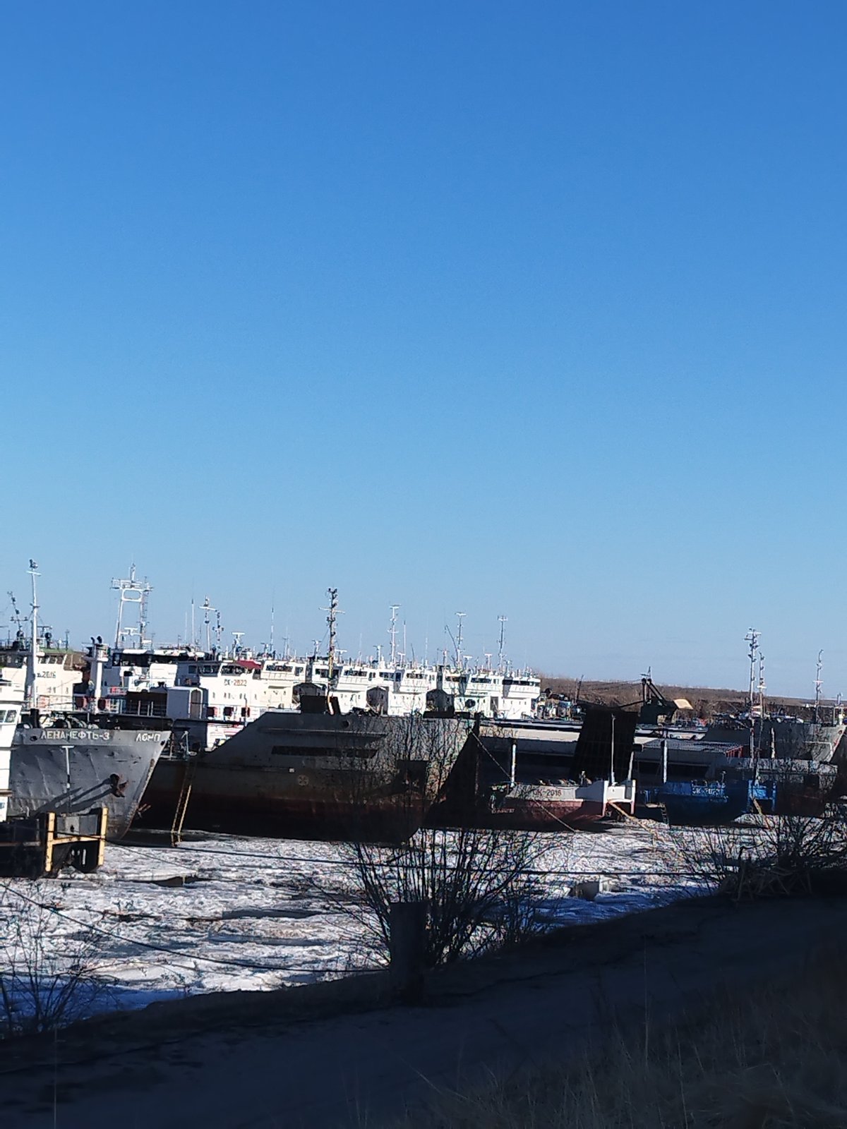 Harbor documentation captured in Zhatay, Russia amid spring ice