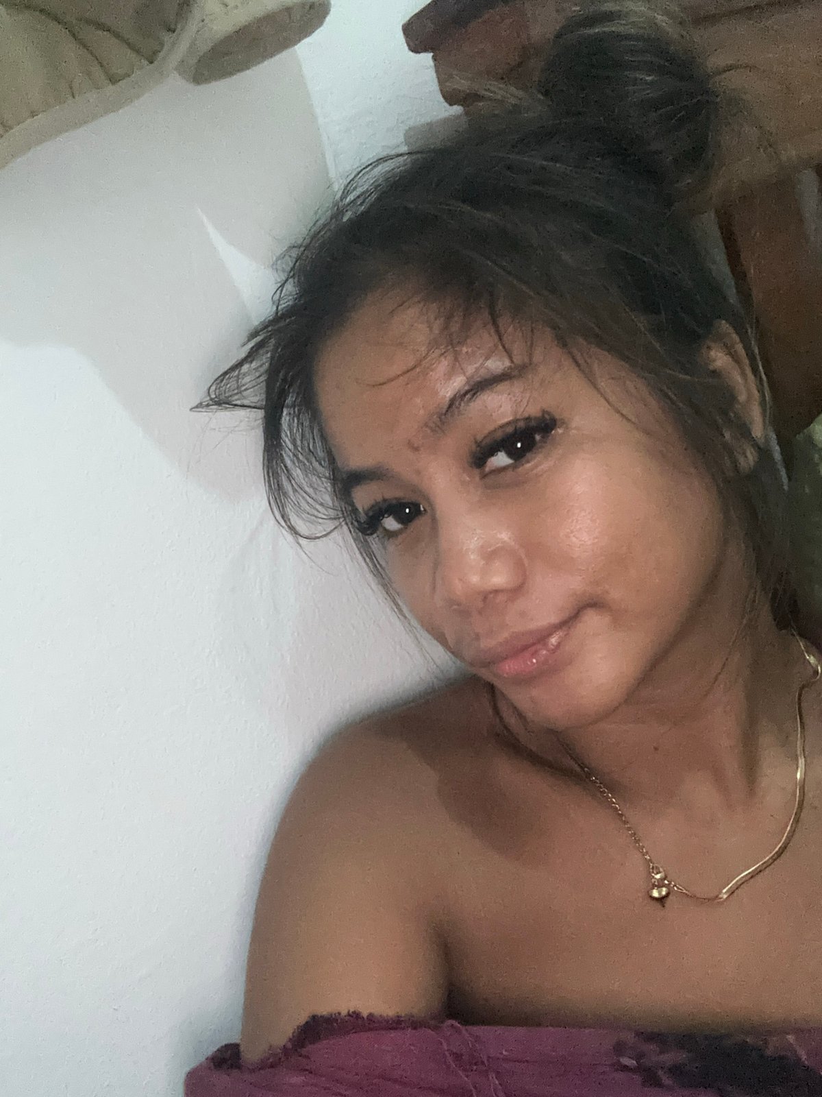 Woman's casual indoor moments captured in Denpasar selfie session