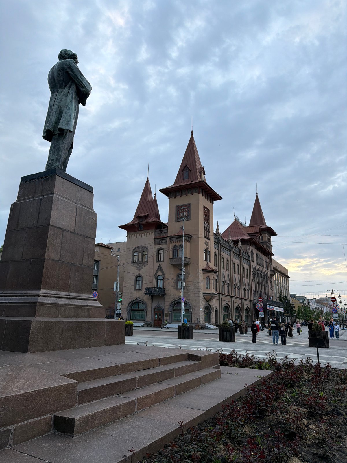 Saratov monument and emergency vehicle documented by witness