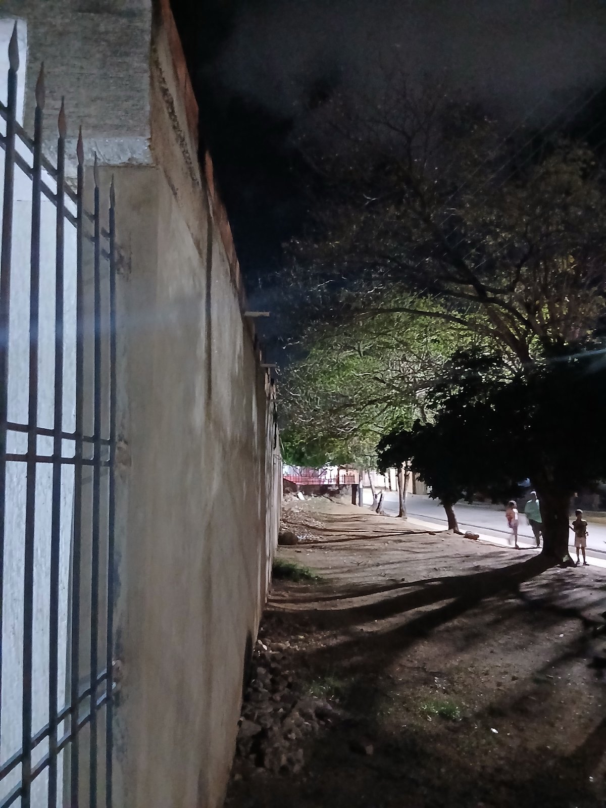 Nighttime documentation of everyday life in Santa Ana, Venezuela