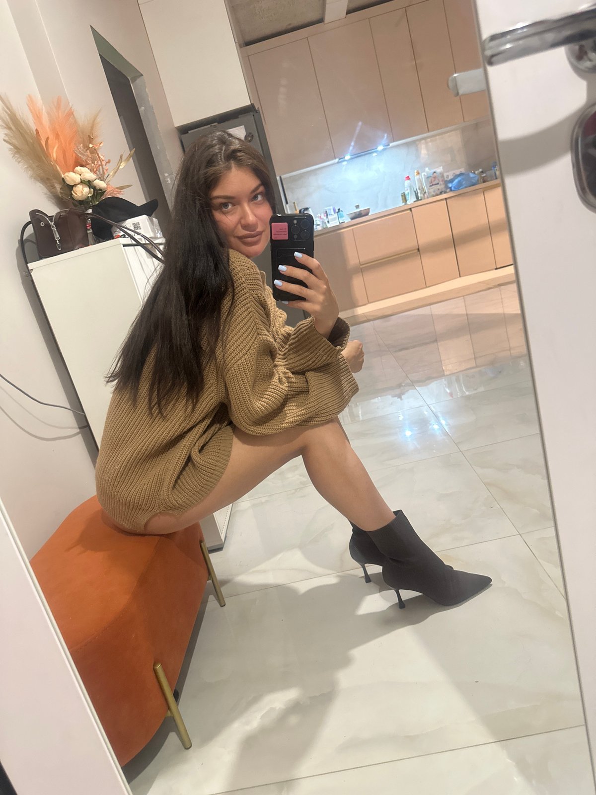 Woman documents hour-long selfie session at Khimki apartment